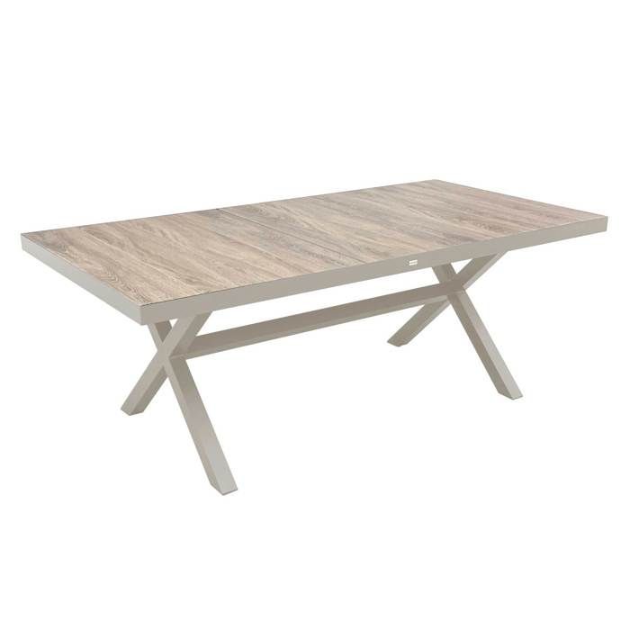 Mesa de jardín de cerámica Oviala de 201 cm con acabado efecto madera y 10 sillas color crema.