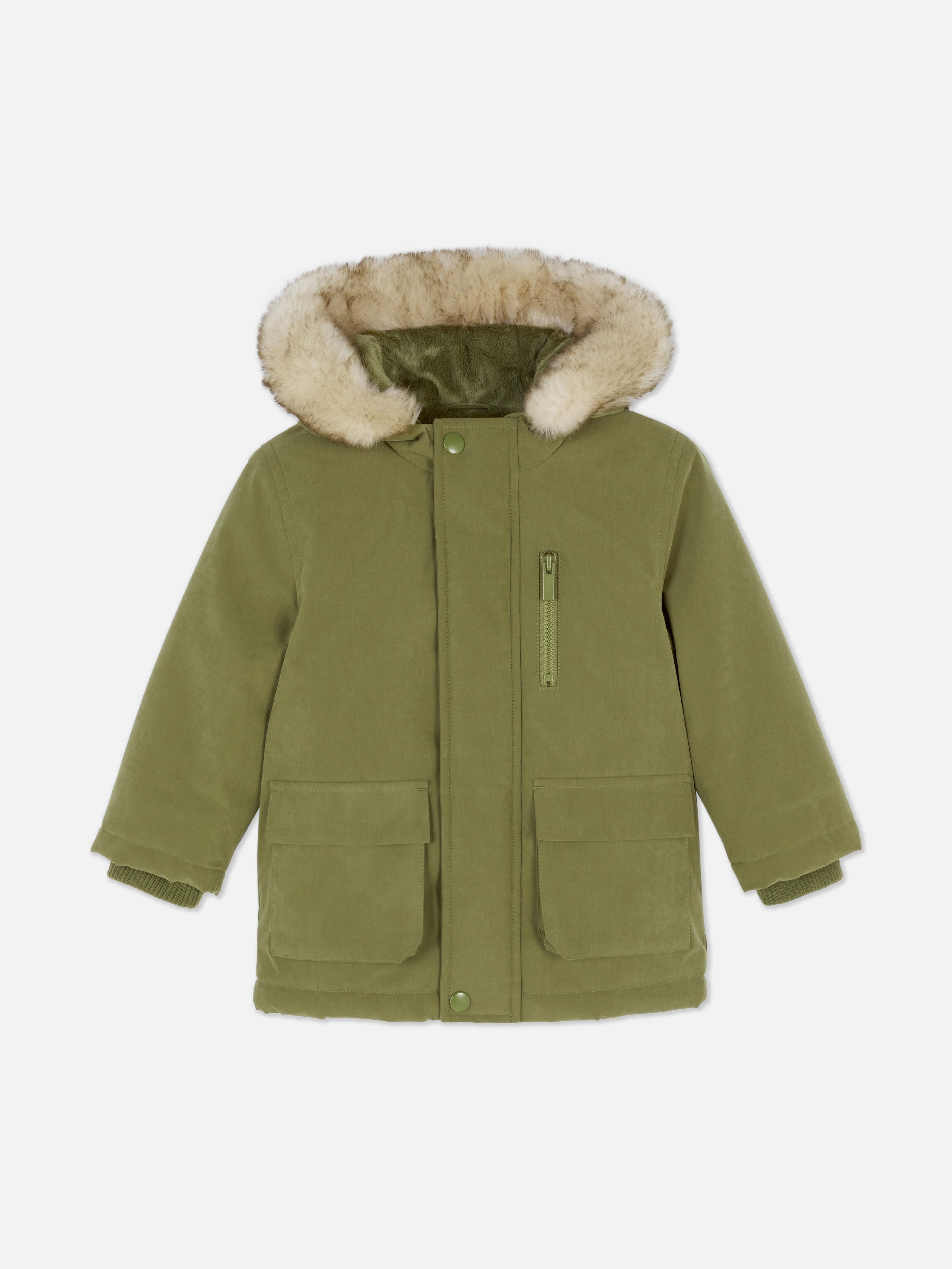 Parka cu glugă și garnitură din blană artificială. Această parka are glugă cu blană artificială, mâneci lungi cu manșete și buzunare.