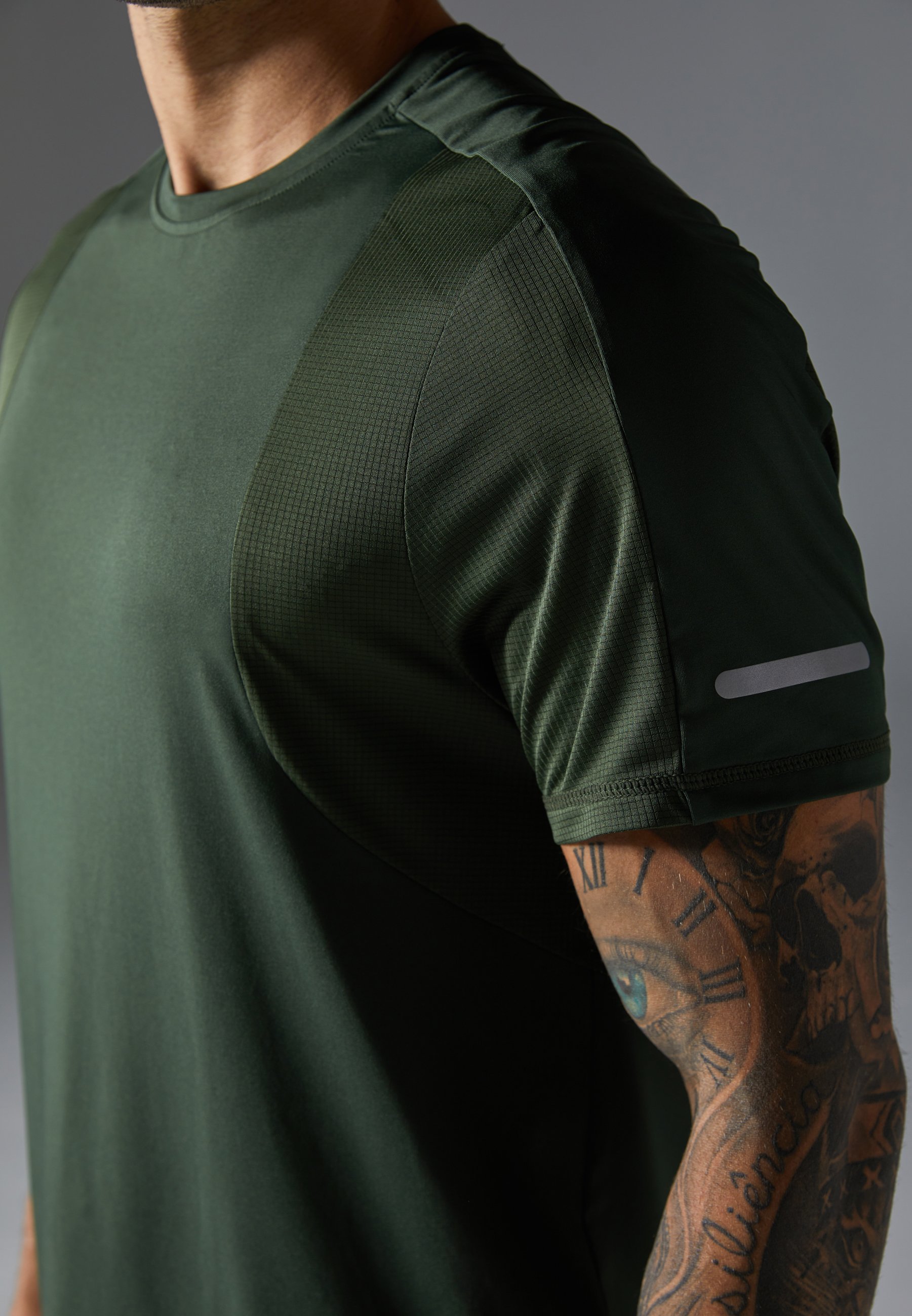 Pier One Sport sneldrogend T-shirt met korte mouwen en reflecterende strip - Sport T-shirt - donkergroen