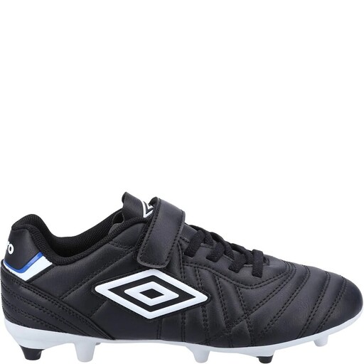  Chuteiras de futebol de couro com design robusto.
