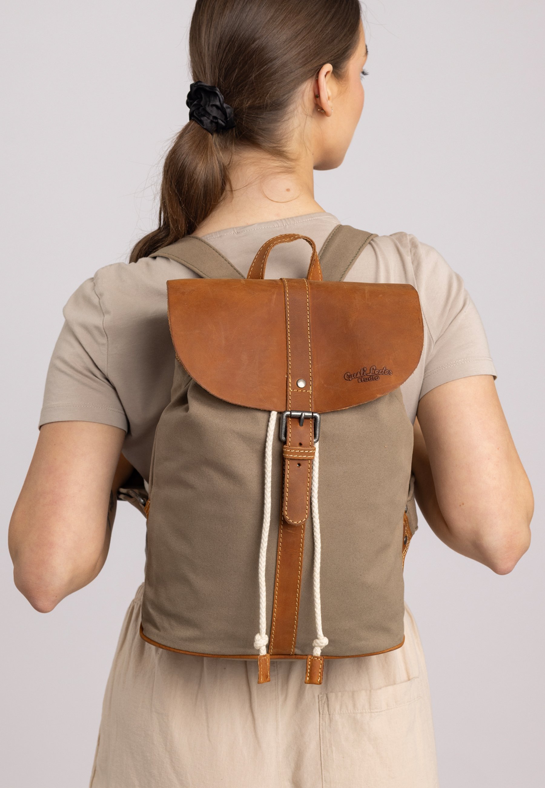 Gusti Leder PAULA M - Sac à dos - kaki
