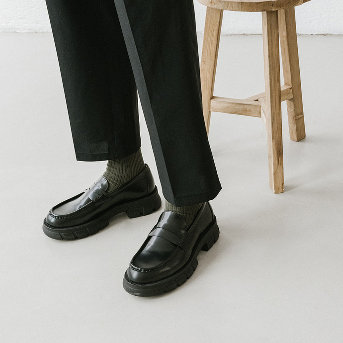 Mocassins à semelles crantées  en cuir glacé noir