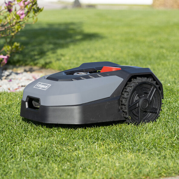 Mașină de tuns iarba robotizată RoboCut XL600