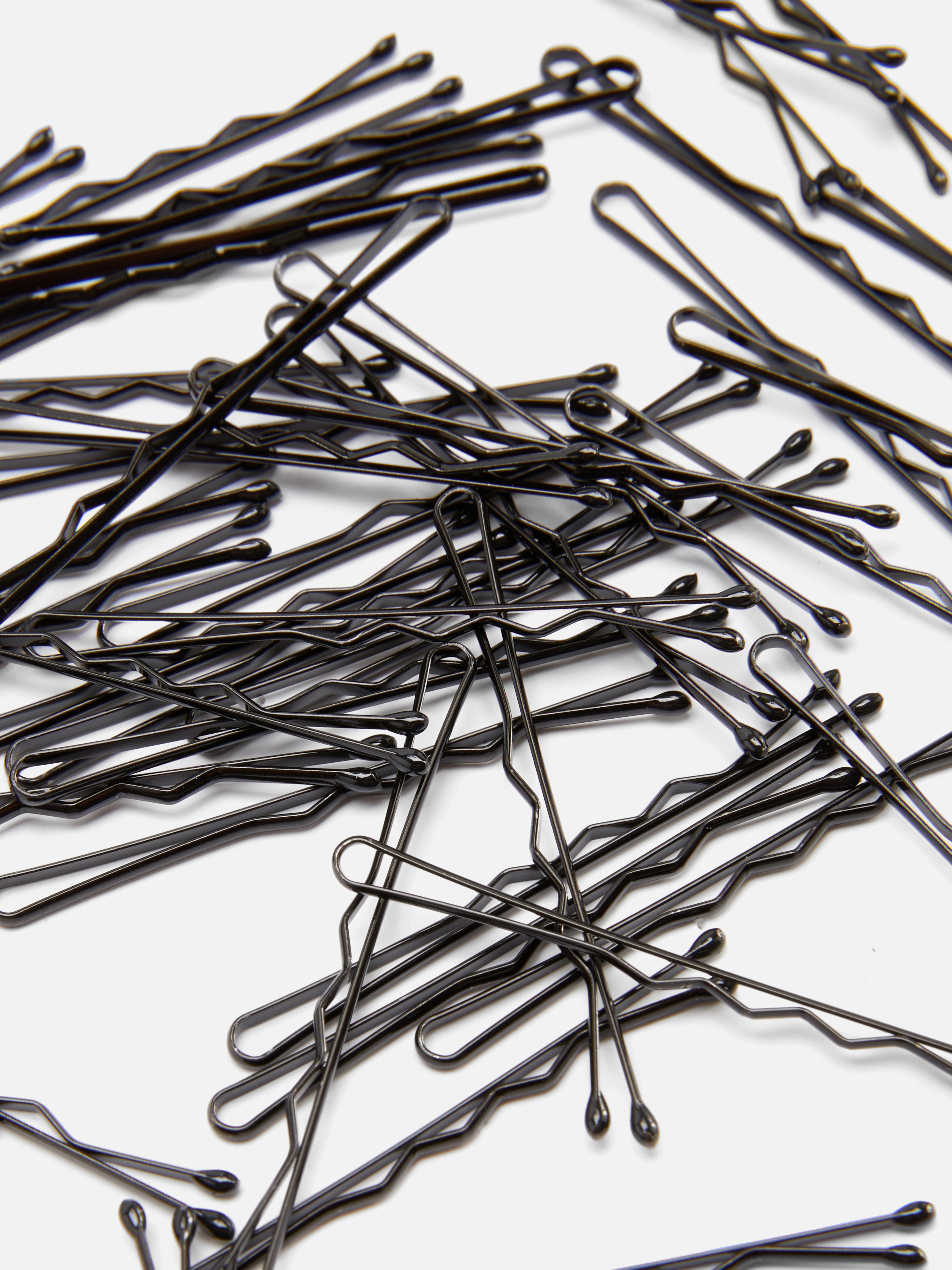 Épingles à cheveux, lot de 60. Un ensemble d'épingles à cheveux de la même couleur que les cheveux, dans une trousse de rangement pratique.