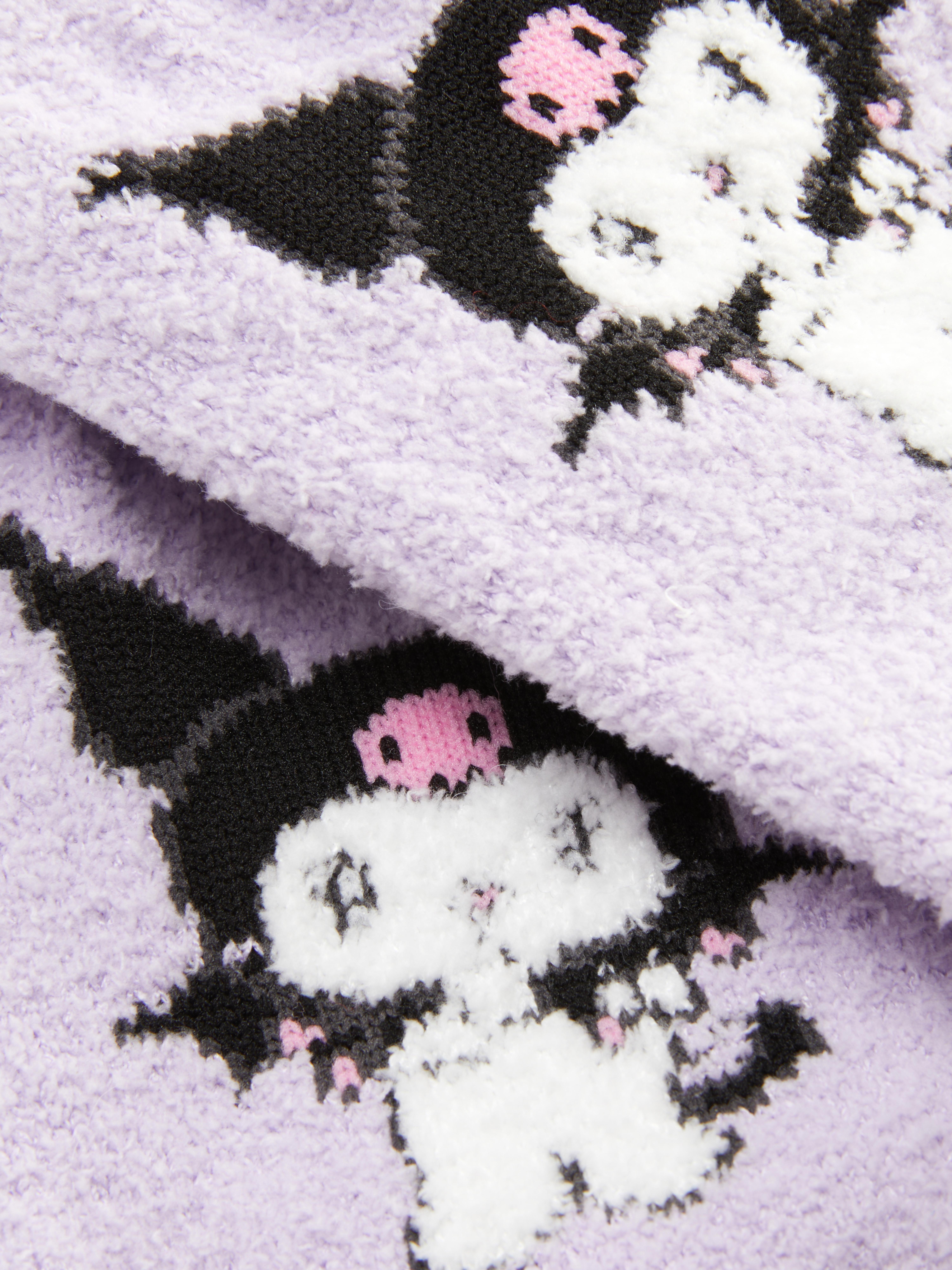 Picioare Kuromi Hello Kitty Aceste picioare pufoase cu un design Kuromi sunt irezistibil de drăguțe