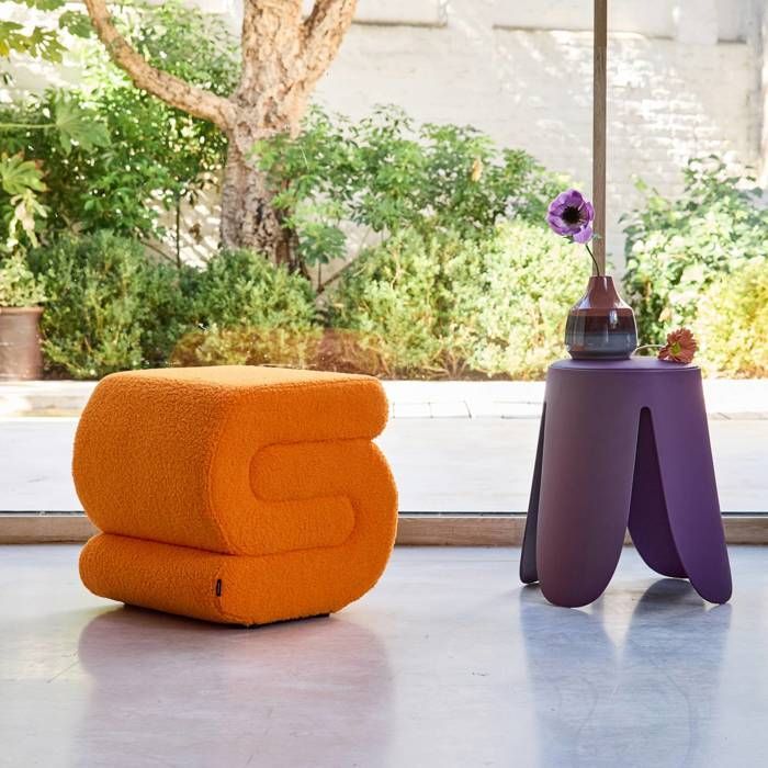 Taburete/puf de diseño Sasha con tapicería de bouclé naranja, 1 plaza, 43 cm de ancho x 47 cm de profundidad x 44 cm de alto.