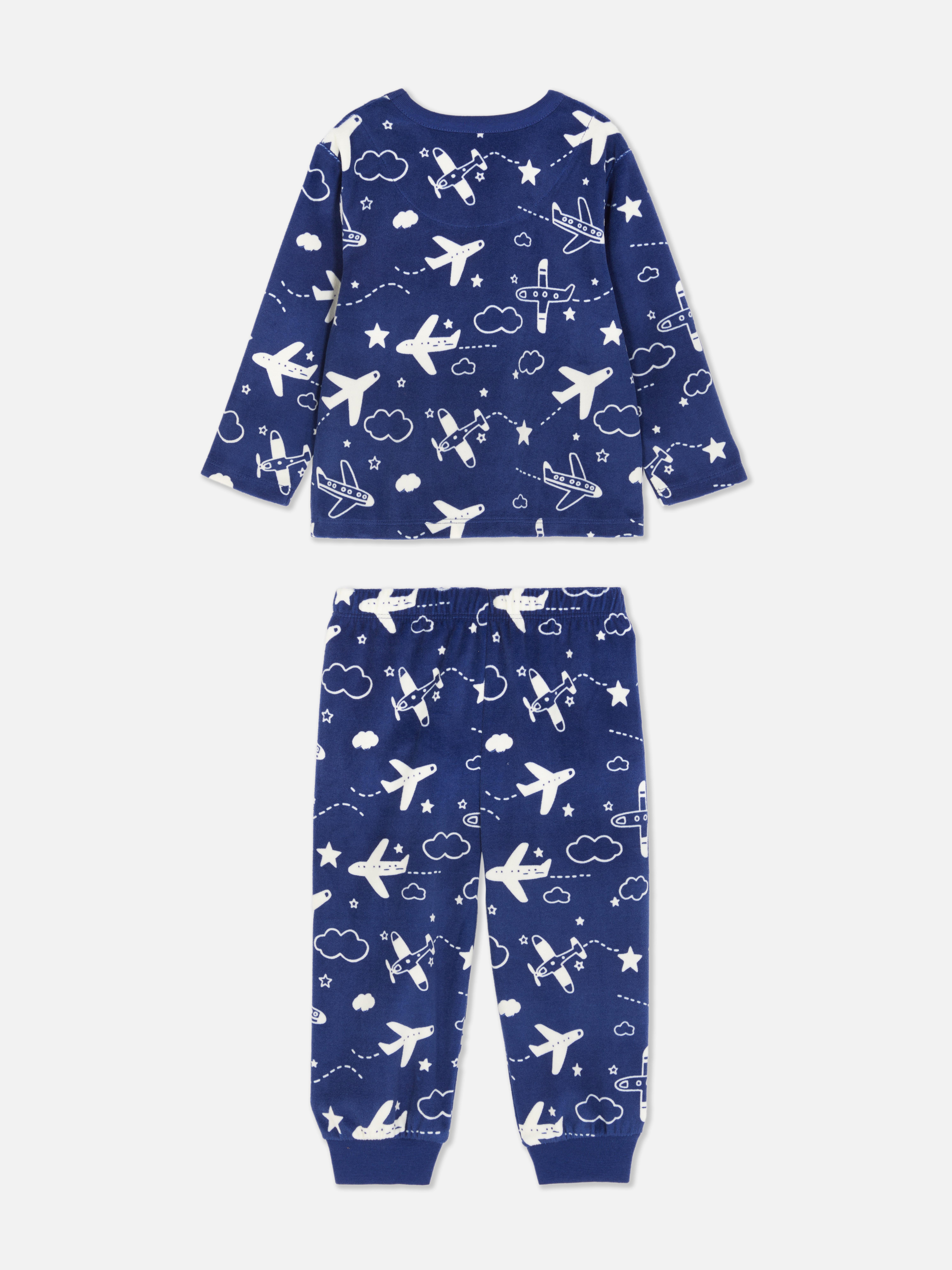Pijamale din catifea imprimate. O pijama moale și lungă, cu un model integral.