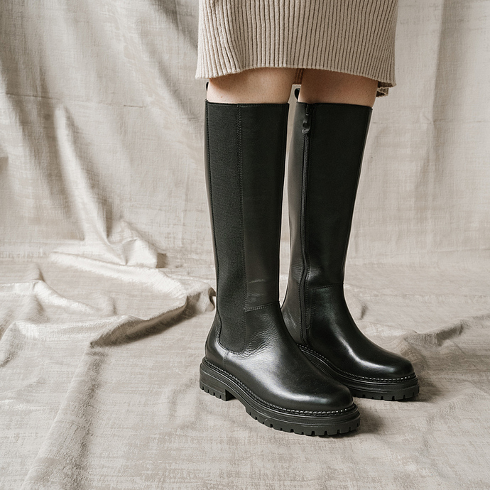 Bottes à bouts ronds et semelles crantées  en cuir noir