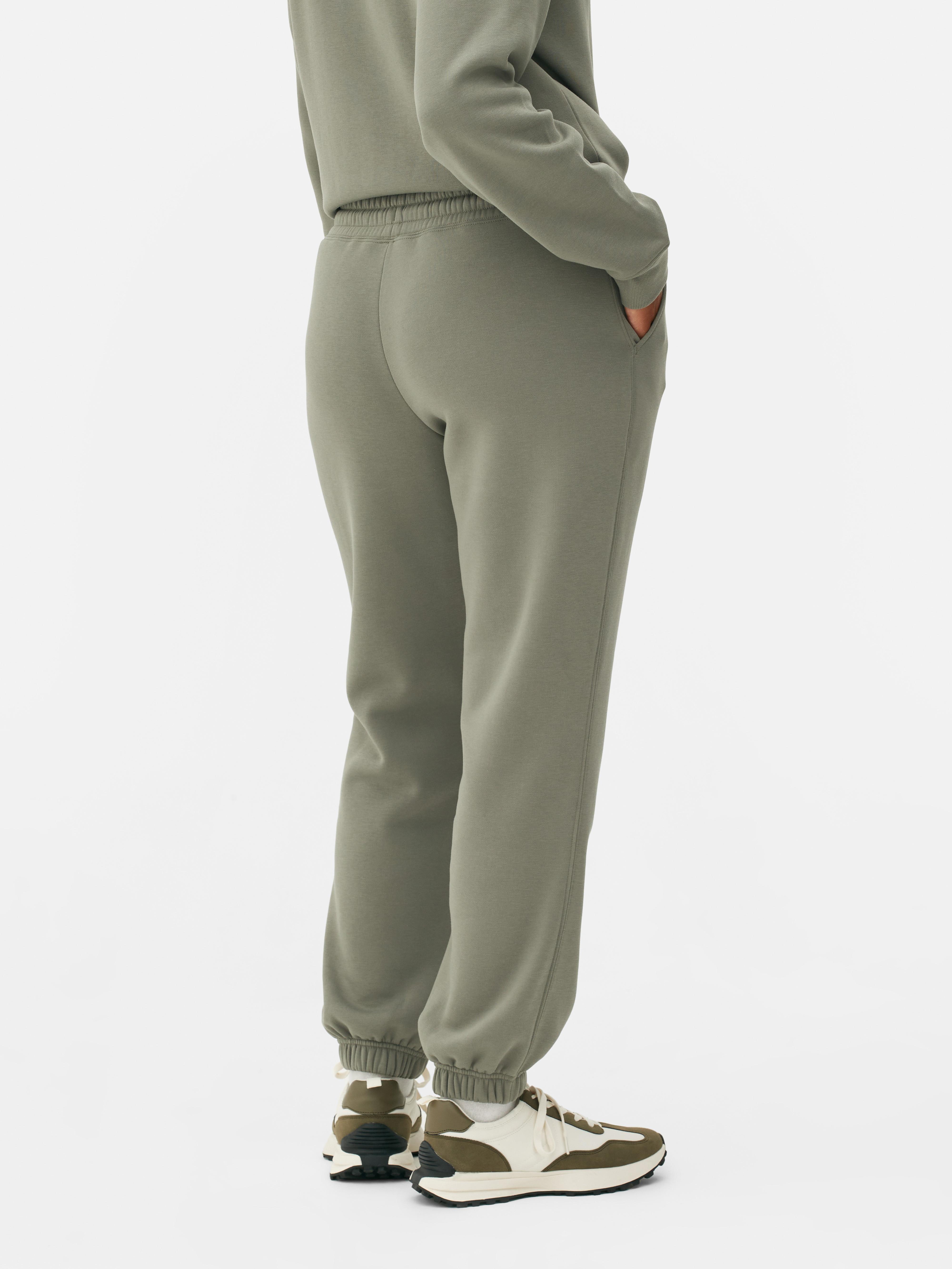 Pantaloni de jogging simpli cu croială regulată. Acești pantaloni de jogging cu manșete până la gleznă sunt indispensabili în garderoba ta casual.
