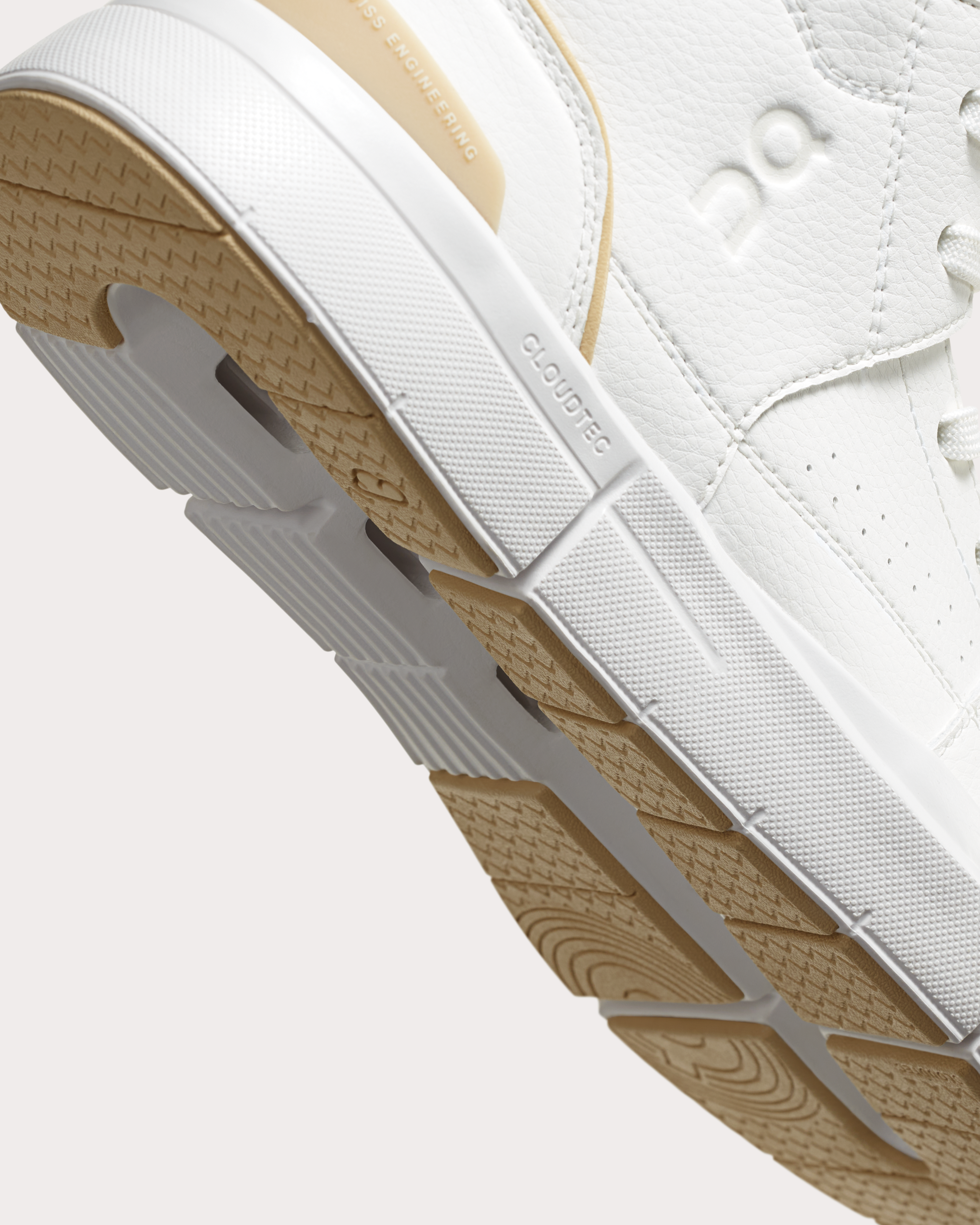 On Women's THE ROGER Clubhouse Mid White | Blonde