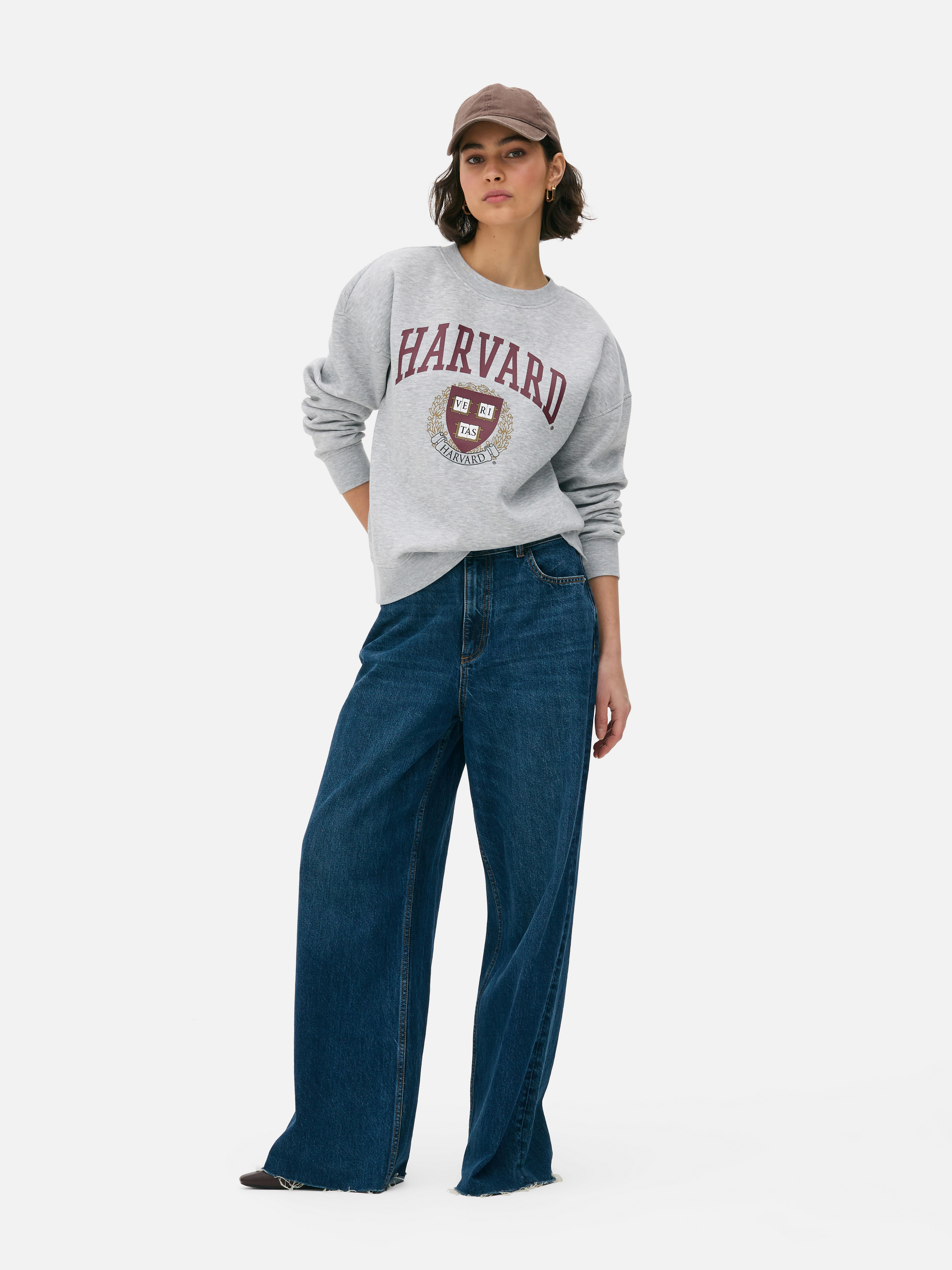 Harvard mintás pulóver. Leengedett vállal, bordázott mandzsettával és Harvard mintával ellátott pulóver.
