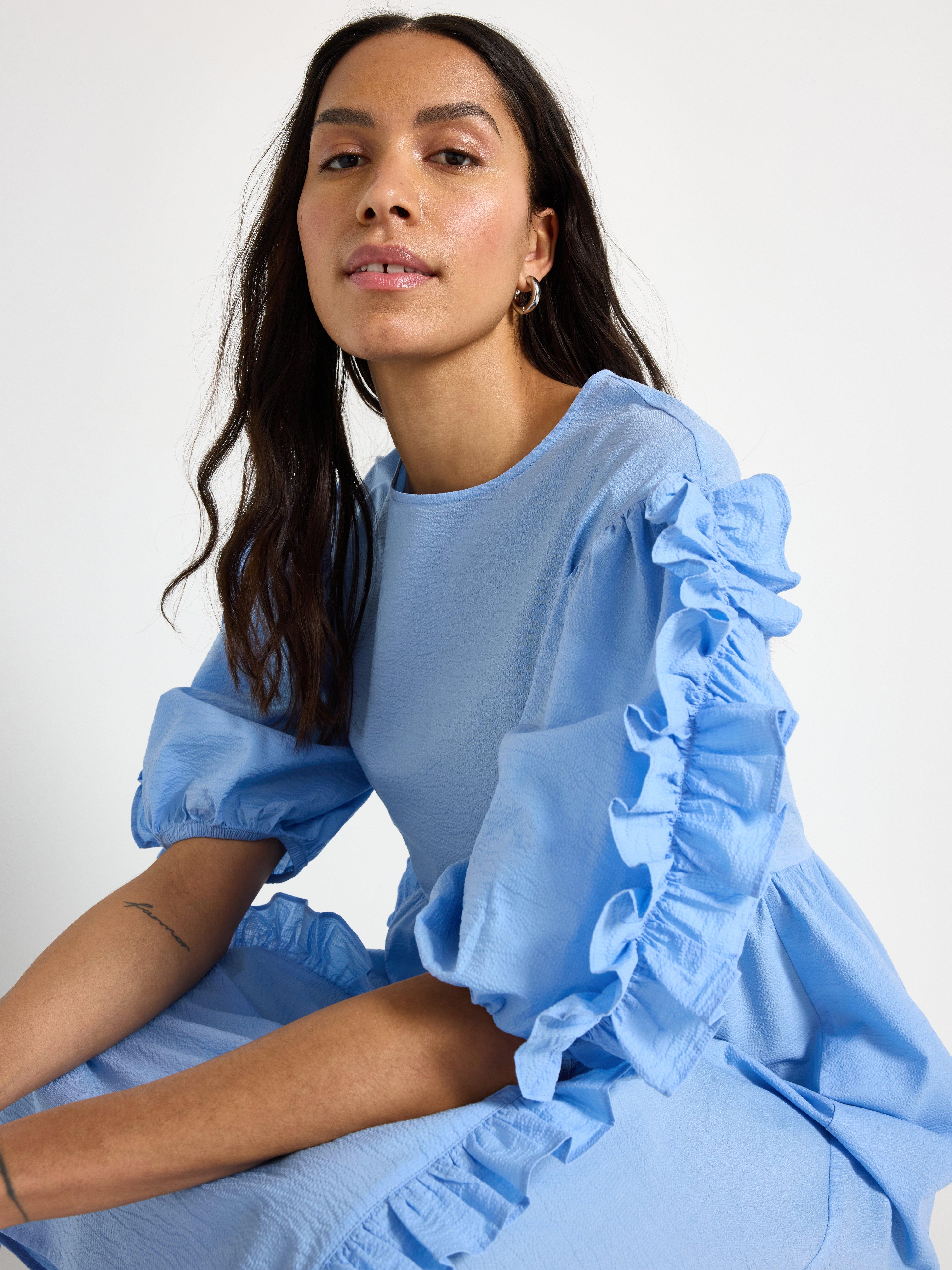 Vestido midi com babados azul claro acinzentado