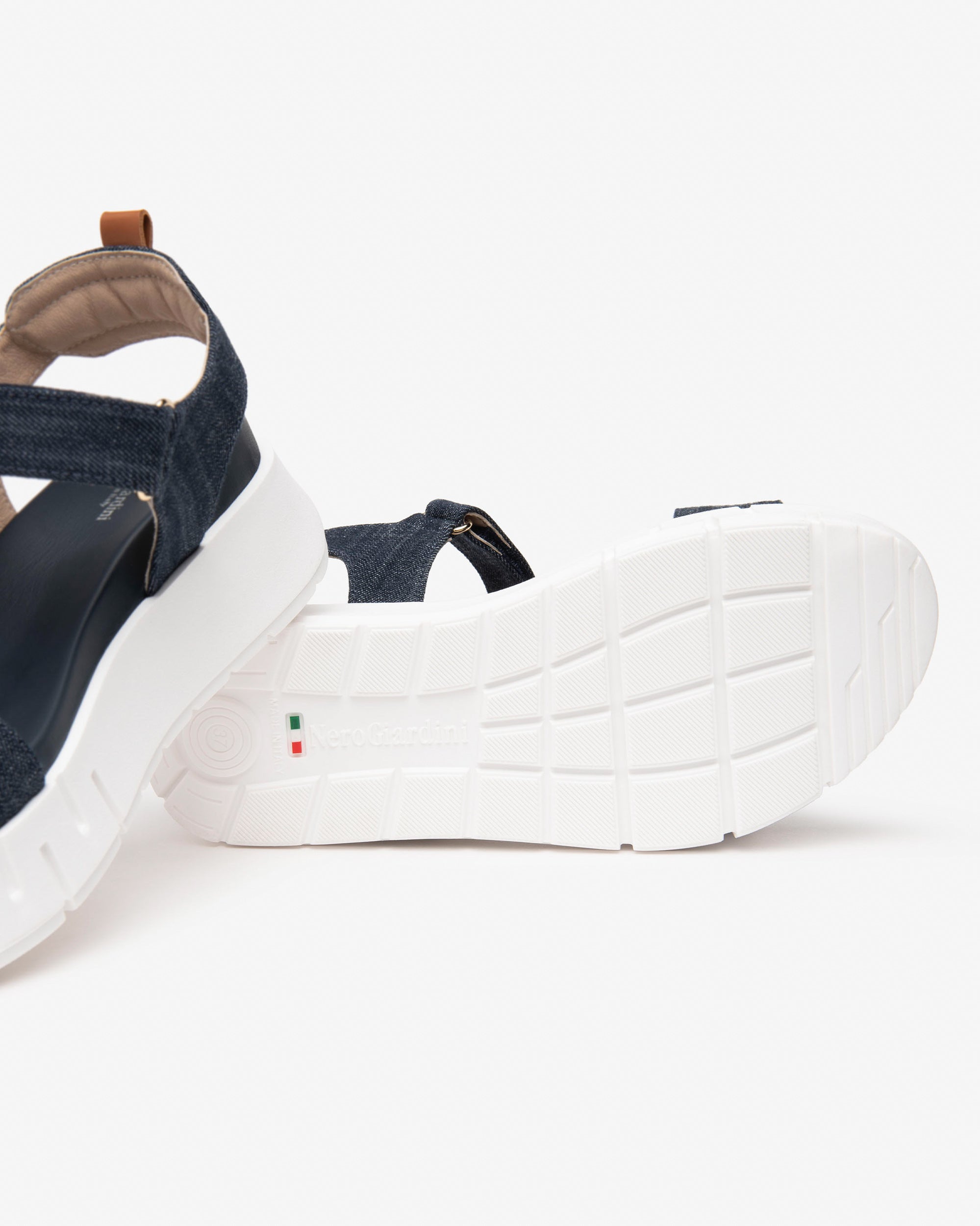  Damen-Sandalen aus Stoff und Leder