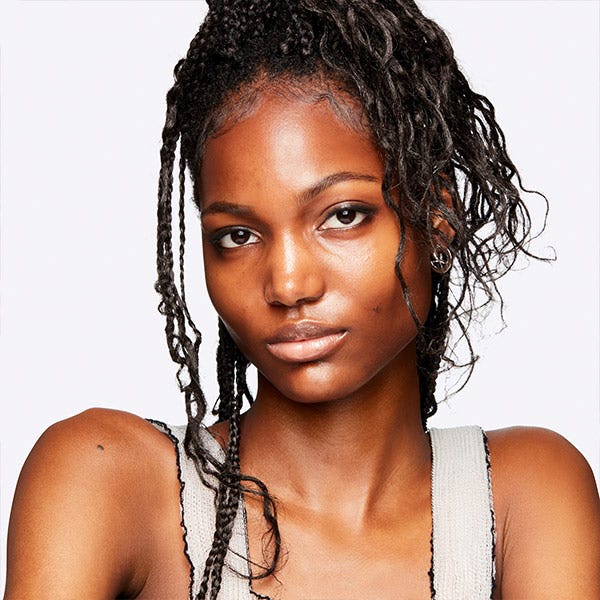 Rozjasňující make-up Studio Radiance Face And Body