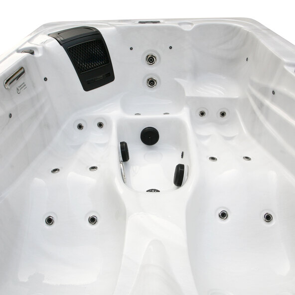 Buitenbubbelbad van wit marmer, 2 ligstoelen