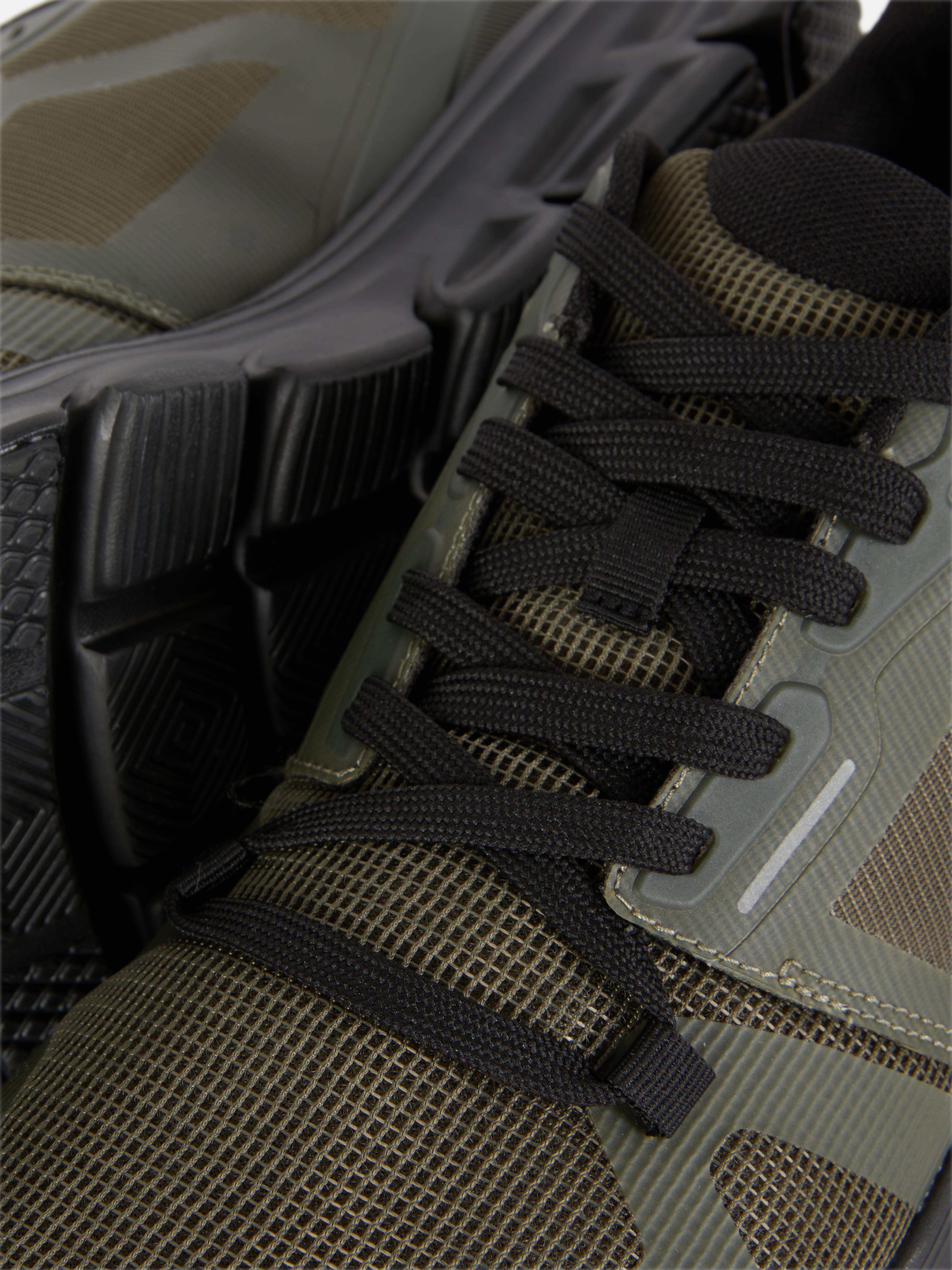 Sneakers stringate Sneakers stringate con tomaia con inserti
