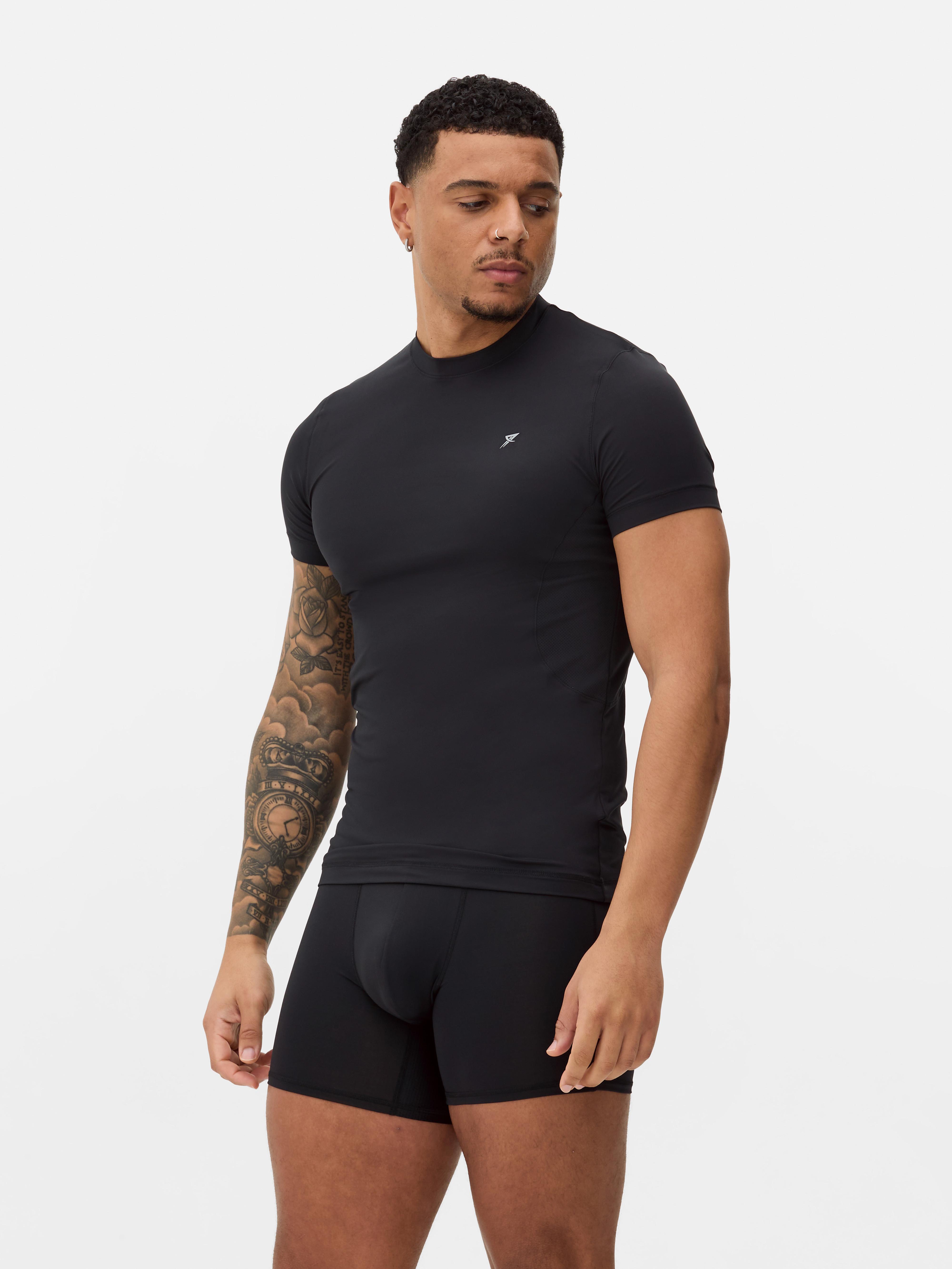 Diverse tricouri sport, set de 2 Un set de două tricouri sport cu mâneci scurte și panouri de ventilație