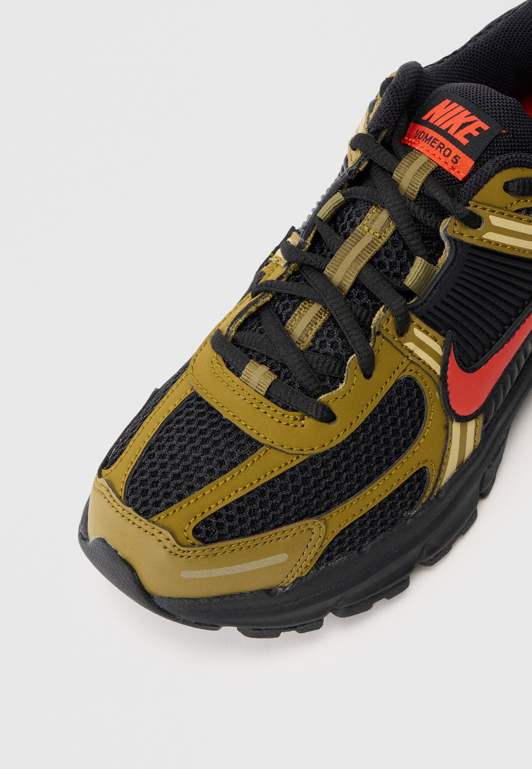 Nike Sportswear VOMERO 5 UNISEX - Sneakers - zwart/picante rood/olijfgroen/quantum mosgroen