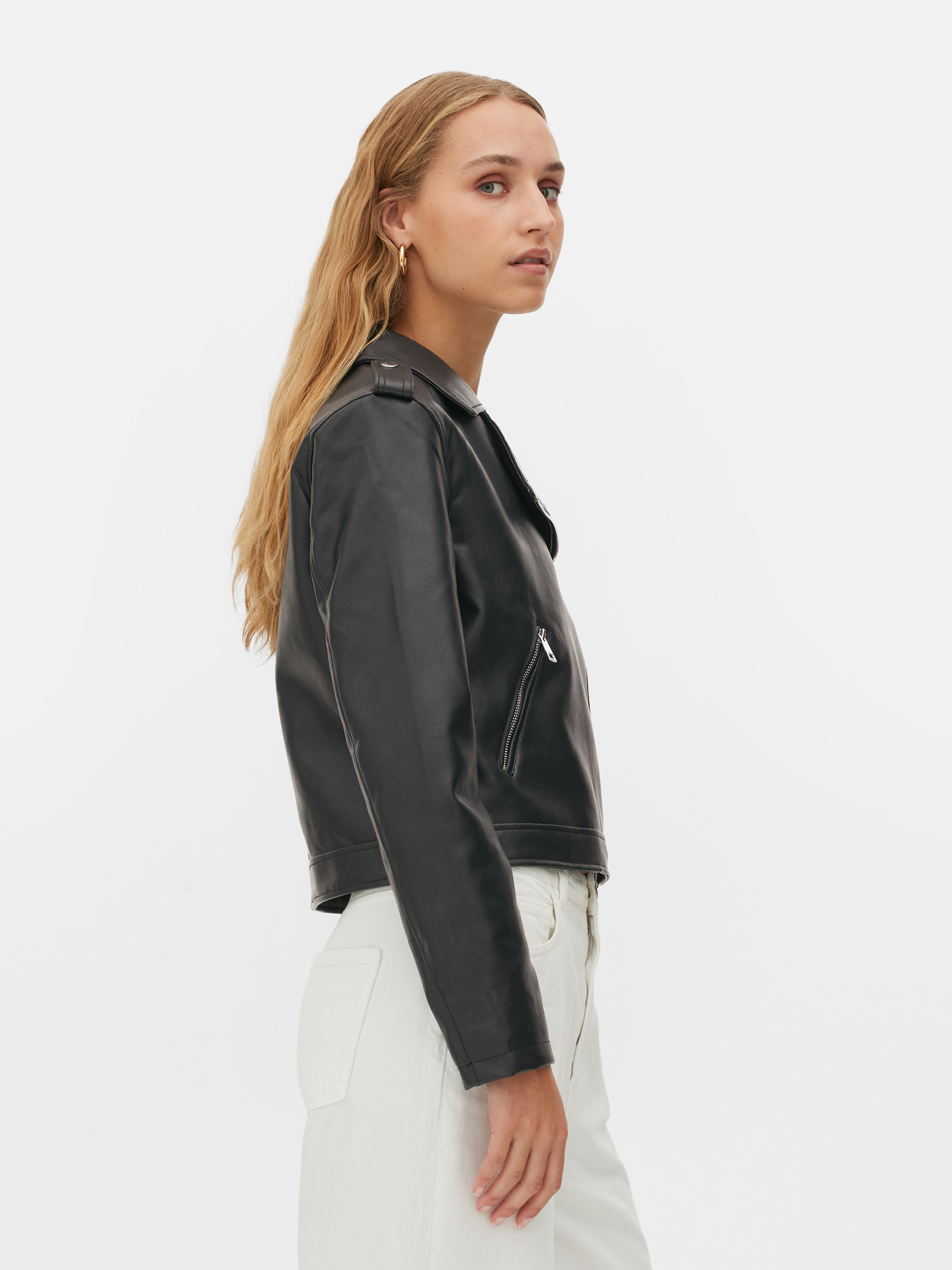Unverzichtbare Bikerjacke aus Kunstleder. Rockiger und vielseitiger Stil dank dieser Kunstlederjacke.
