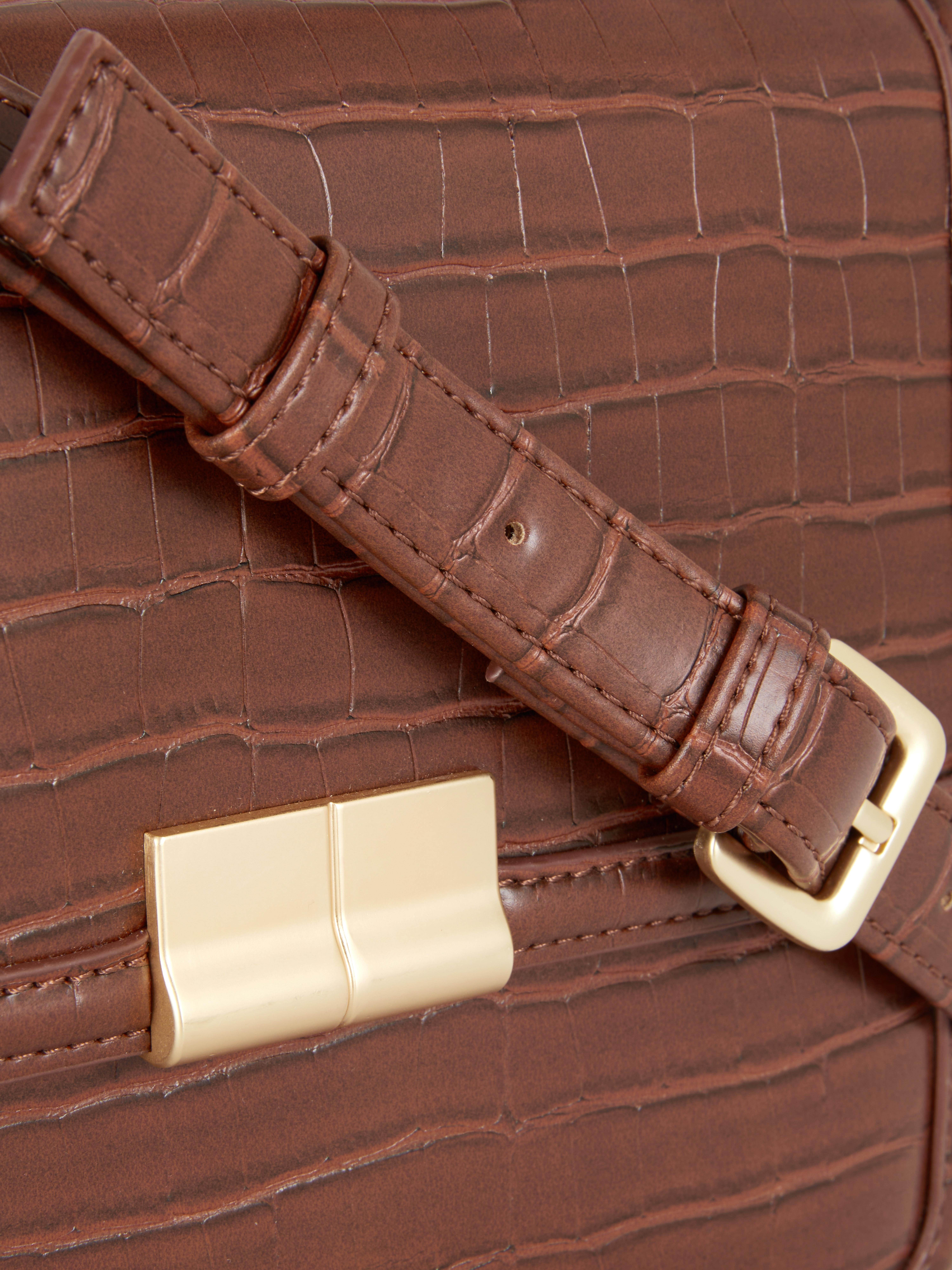 Schultertasche aus Kunstkrokodilleder Stilvolle Outfits verlangen nach ebenso stilvollen Accessoires, wie dieser Schultertasche aus Kunstkrokodilleder mit praktischem Verschluss!