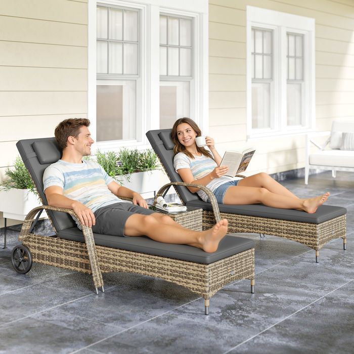 Lot de 2 transats - Outsunny - inclinaison réglable multipositions - accoudoirs roulettes table basse - résine PE - gris foncé