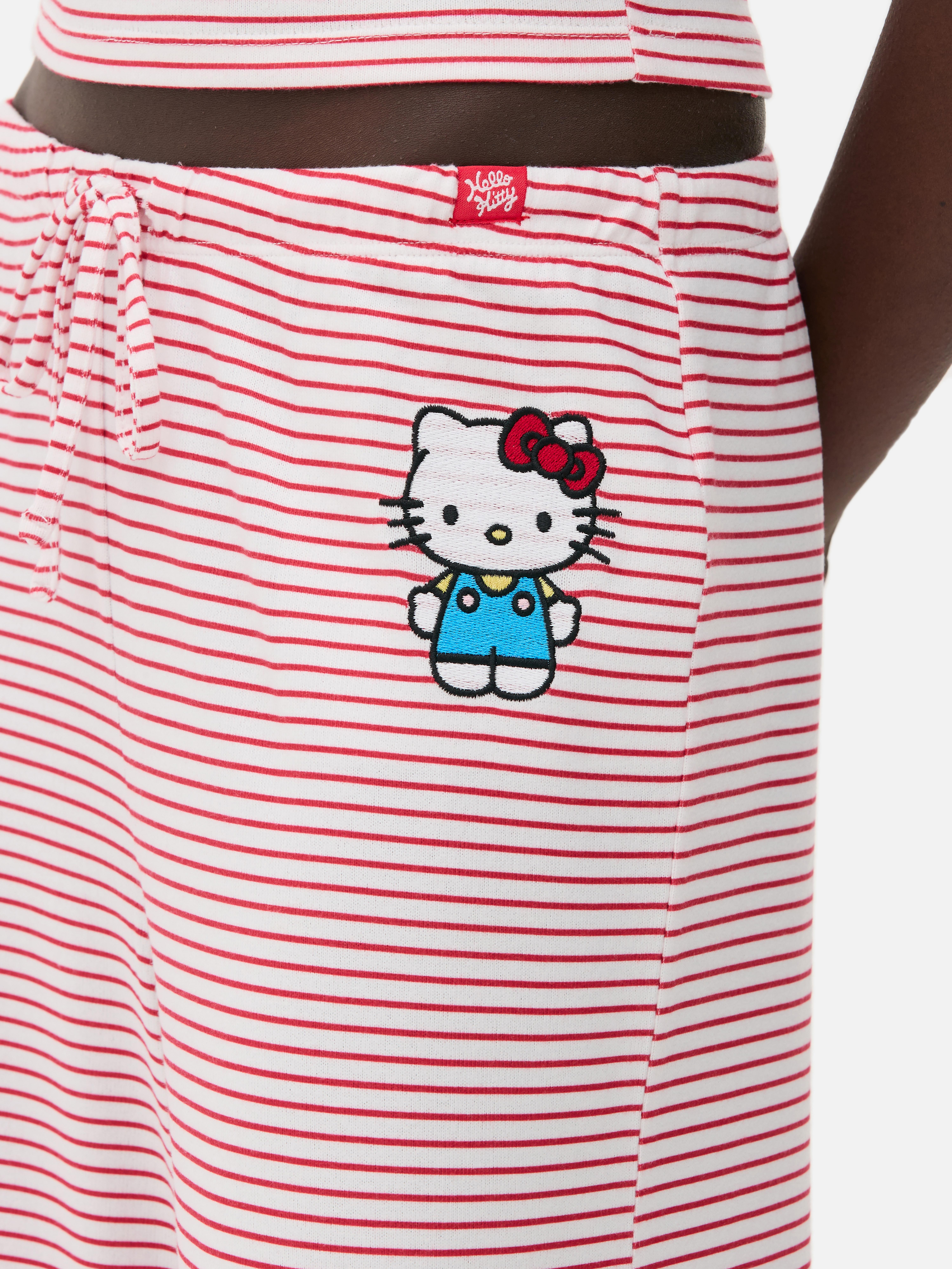 Pijama tricotată Hello Kitty and Friends O pijama tricotată cu model în dungi și imprimeu Hello Kitty