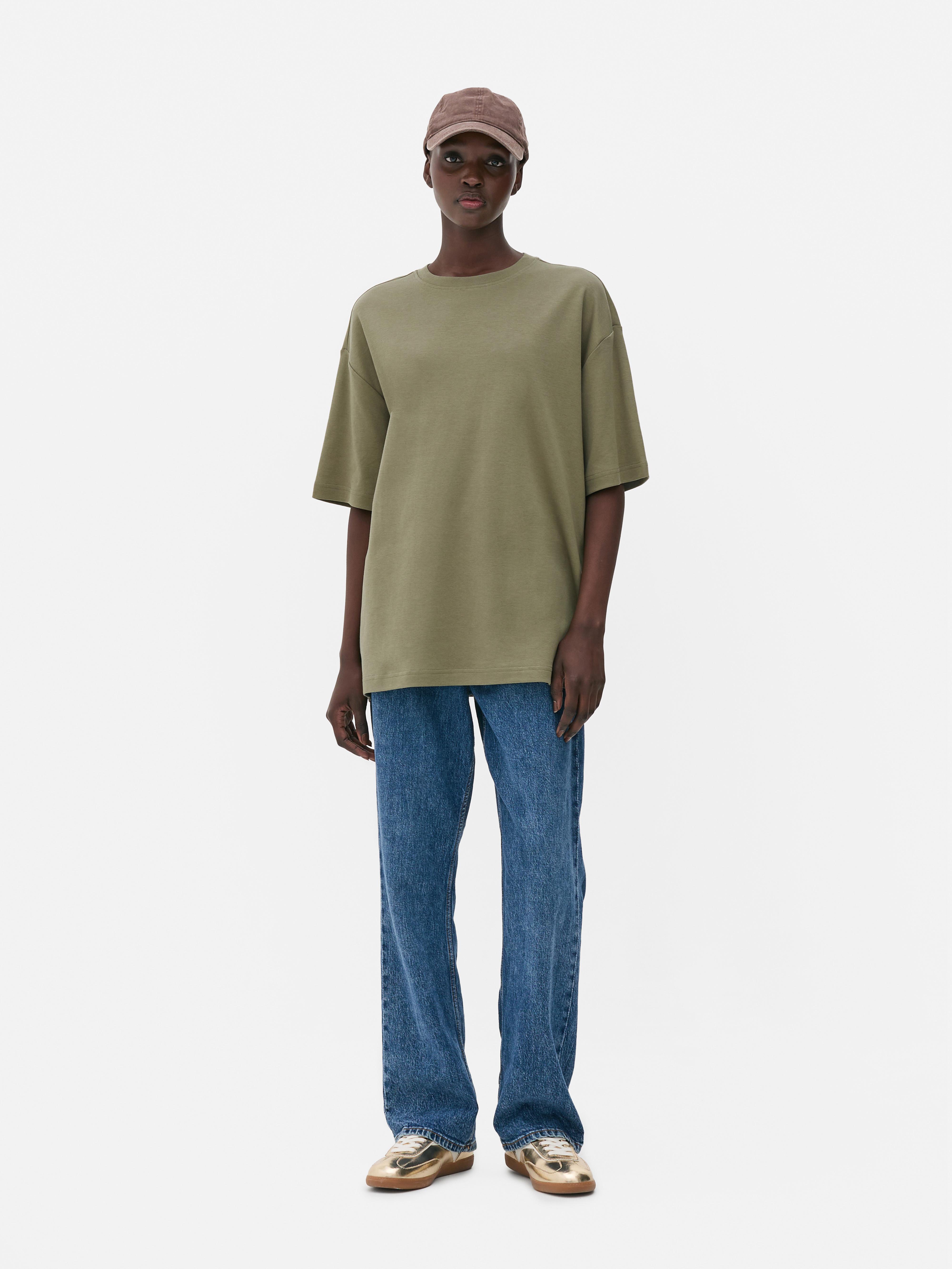 Tricou supradimensionat cu mânecă scurtă. E timpul să îmbrățișezi confortul și stilul cu tricoul nostru supradimensionat.