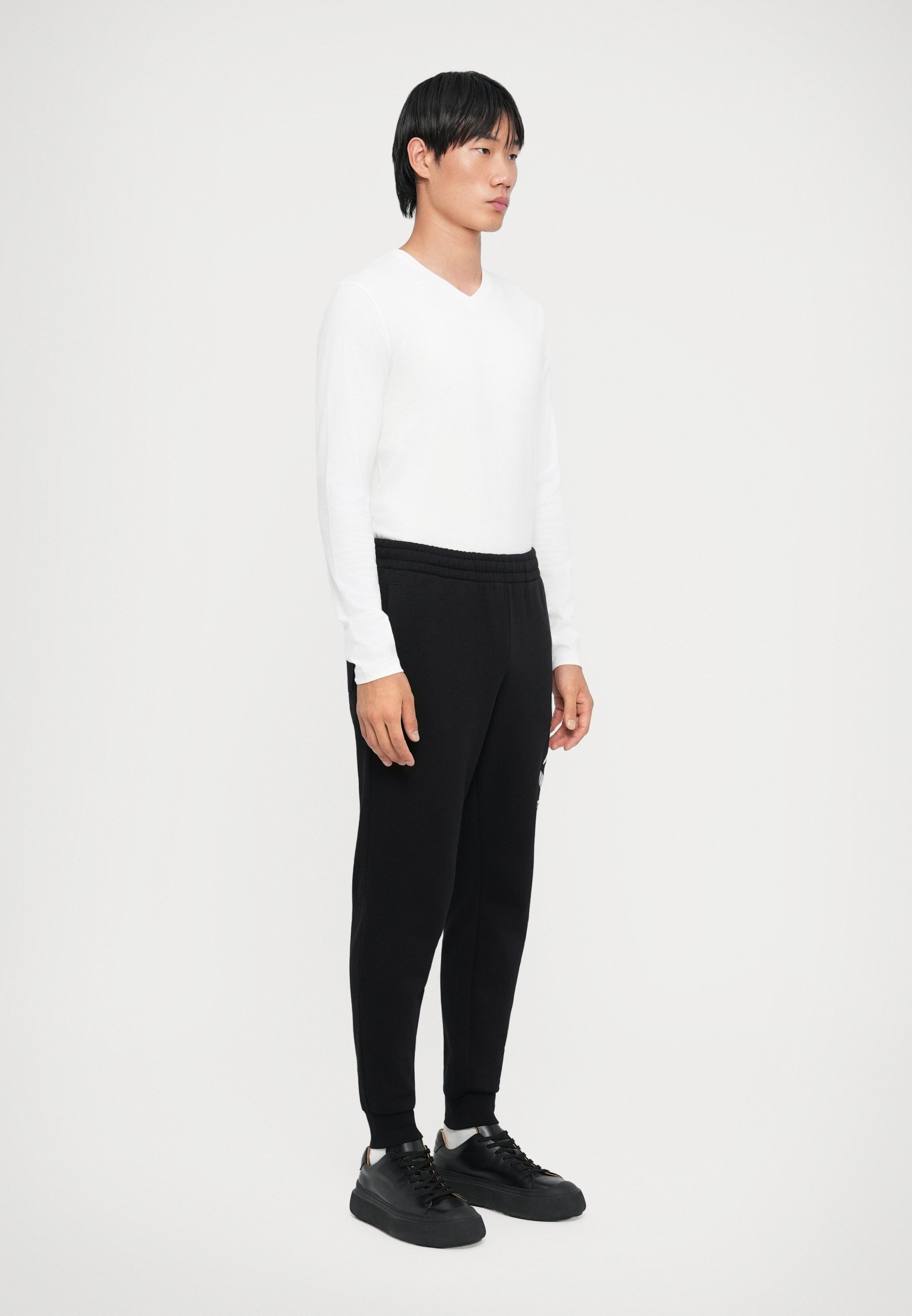 EA7 Emporio Armani TRAIN LOGO SERIES PANTS - Trainingsbroek - zwart/wit