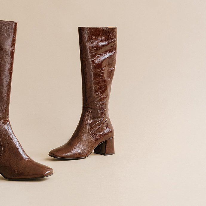 Bottines à petits talons et bouts carrés...  en cuir brillant marron