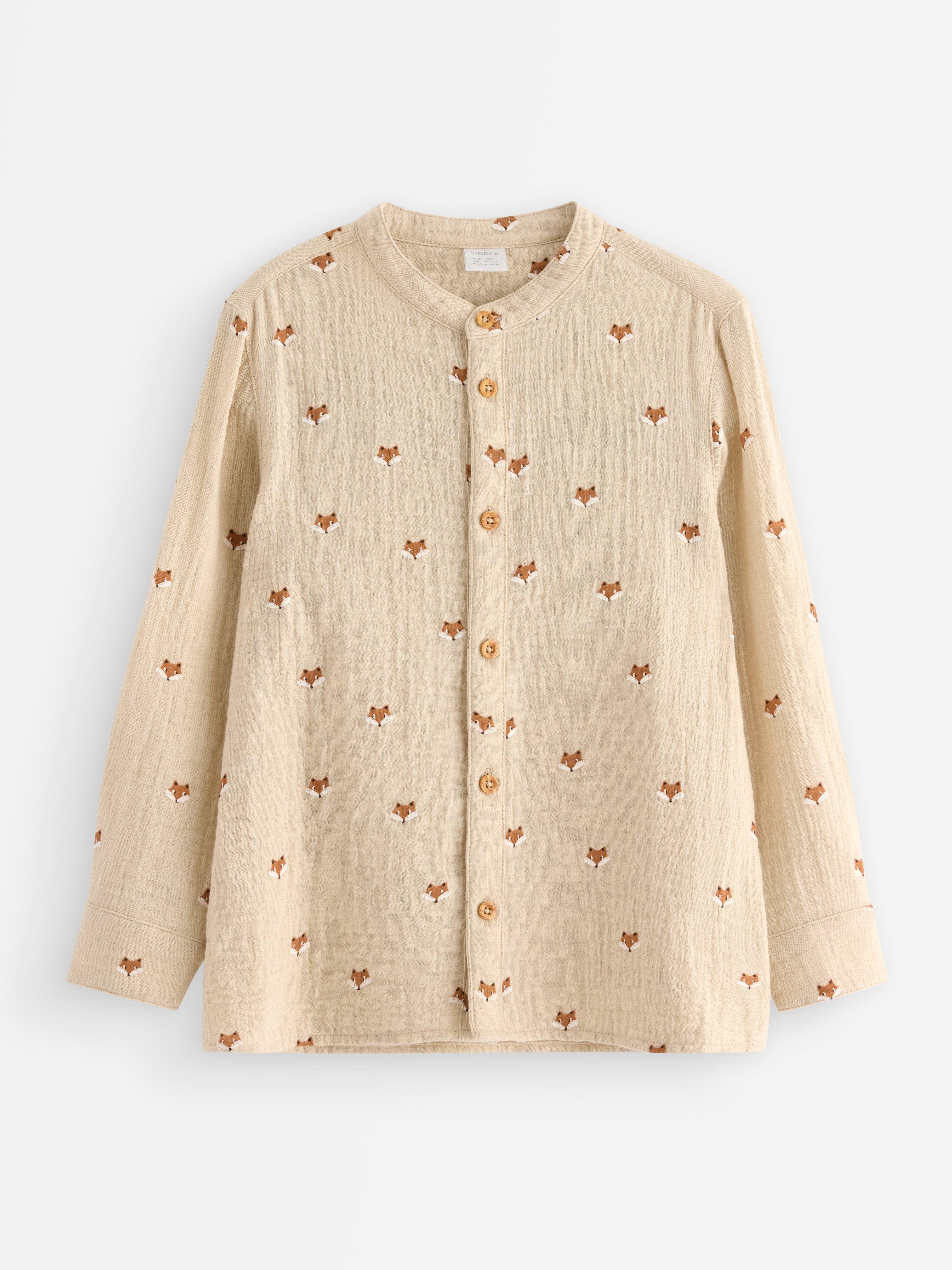 Camisa de algodón color beige claro.