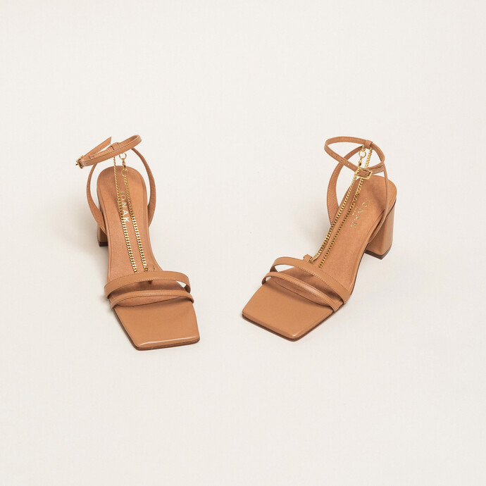 Sandales à talons et chaînes dorées  en cuir camel