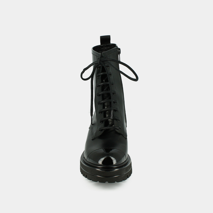 Boots à semelles crantées et lacets  en cuir et vernis noir