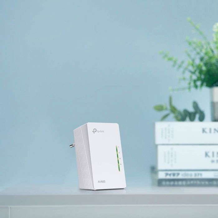Adattatore Powerline TL-WPA4220 con Wi-Fi a 600 Mbps, 300 Mbps e 2 porte Fast Ethernet: estendi la tua connessione internet a ogni stanza della casa.
