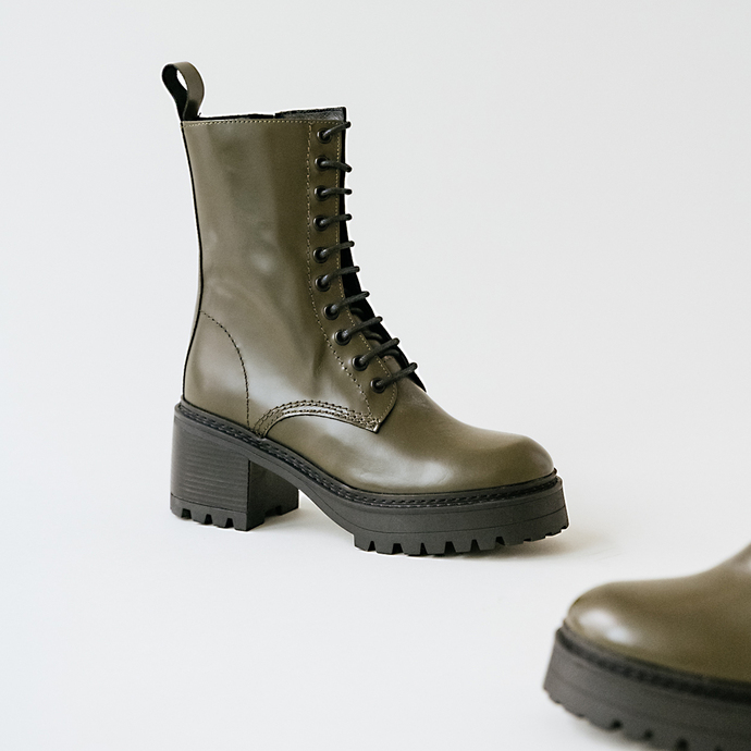 Boots à plateformes et lacets  en cuir glacé kaki