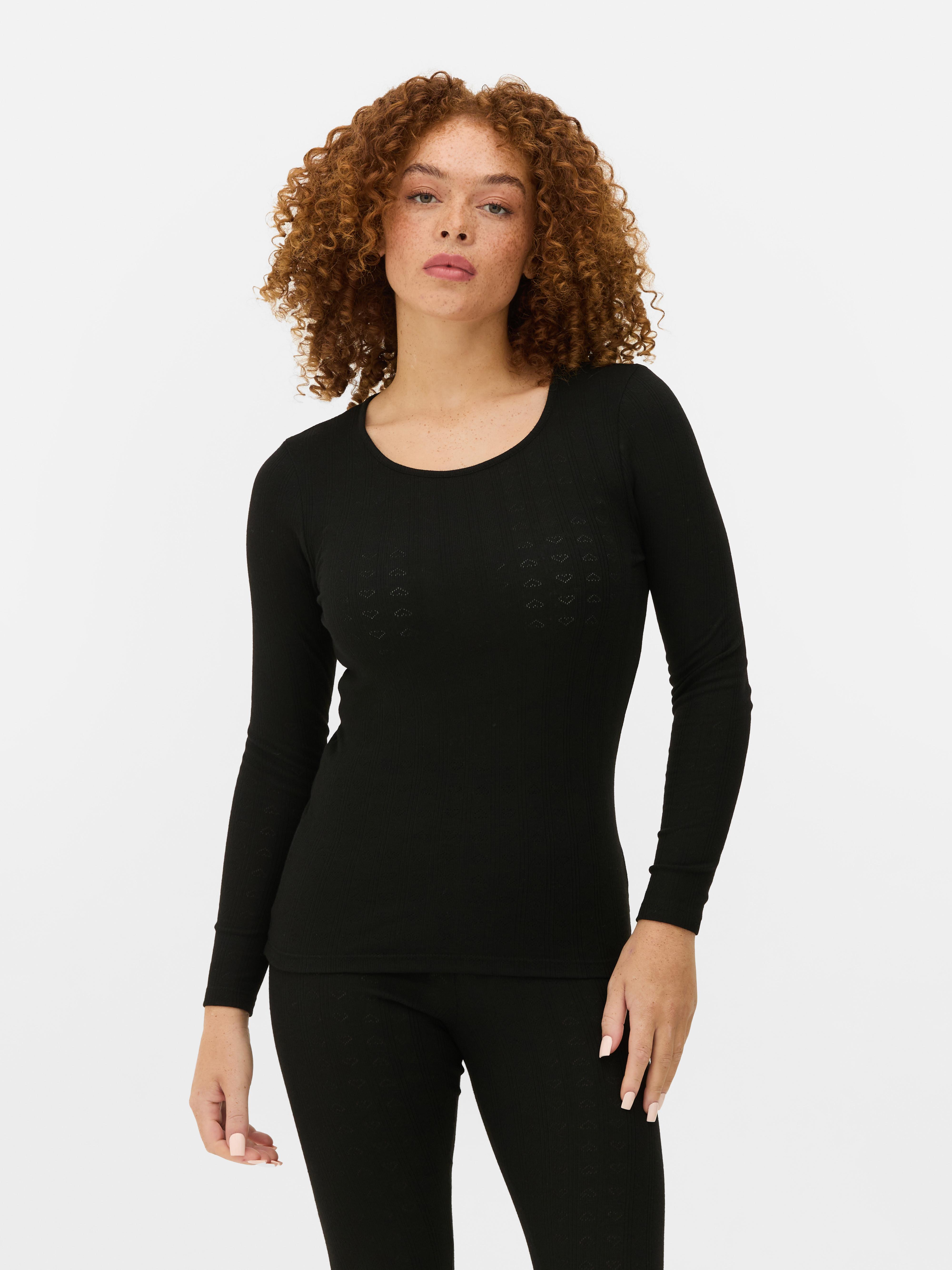 Thermoshirt mit Lochstickerei Ein langärmeliges Thermoshirt mit Lochstickerei und Herzen