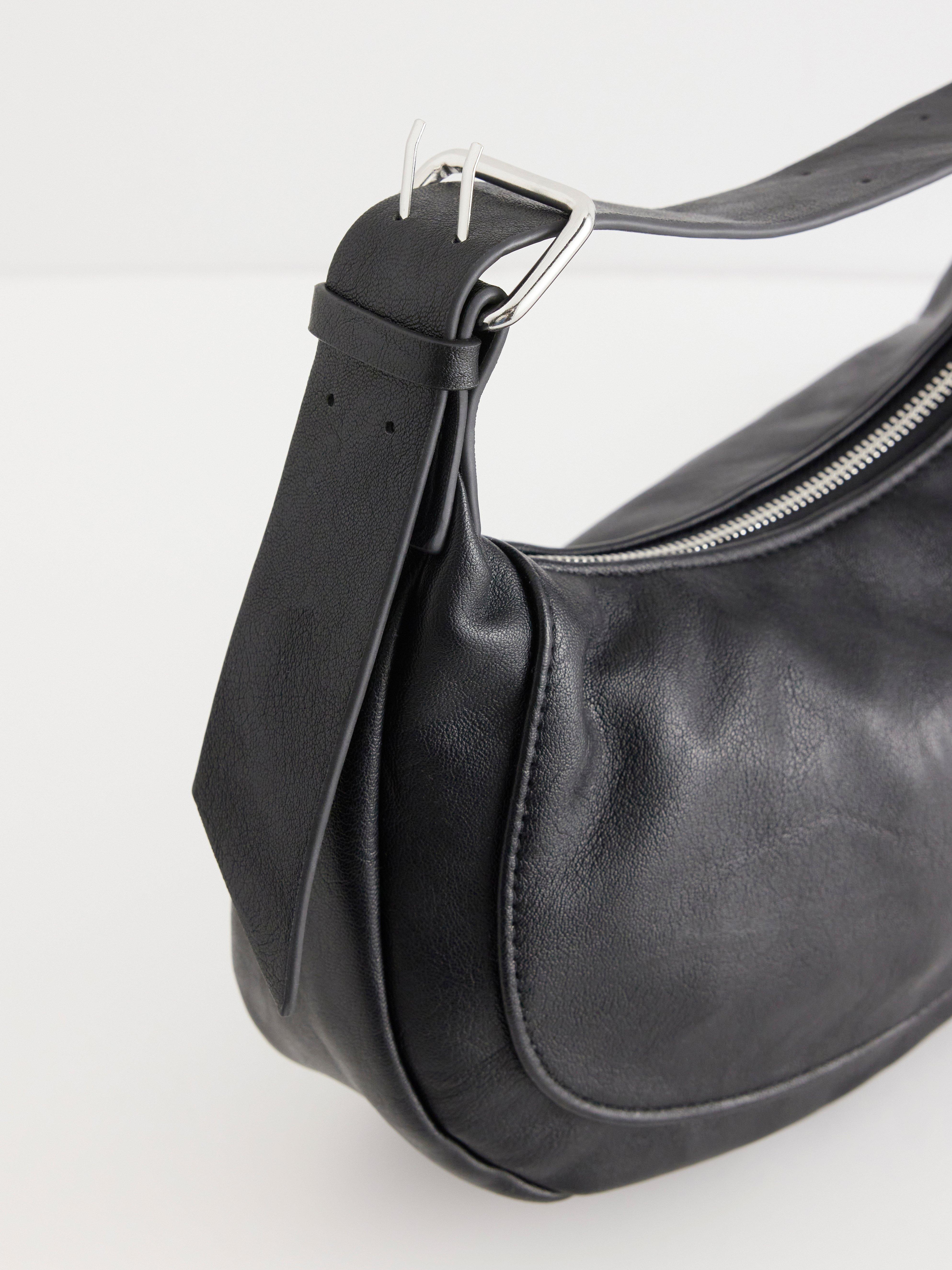 Bolsa de ombro em couro sintético preta