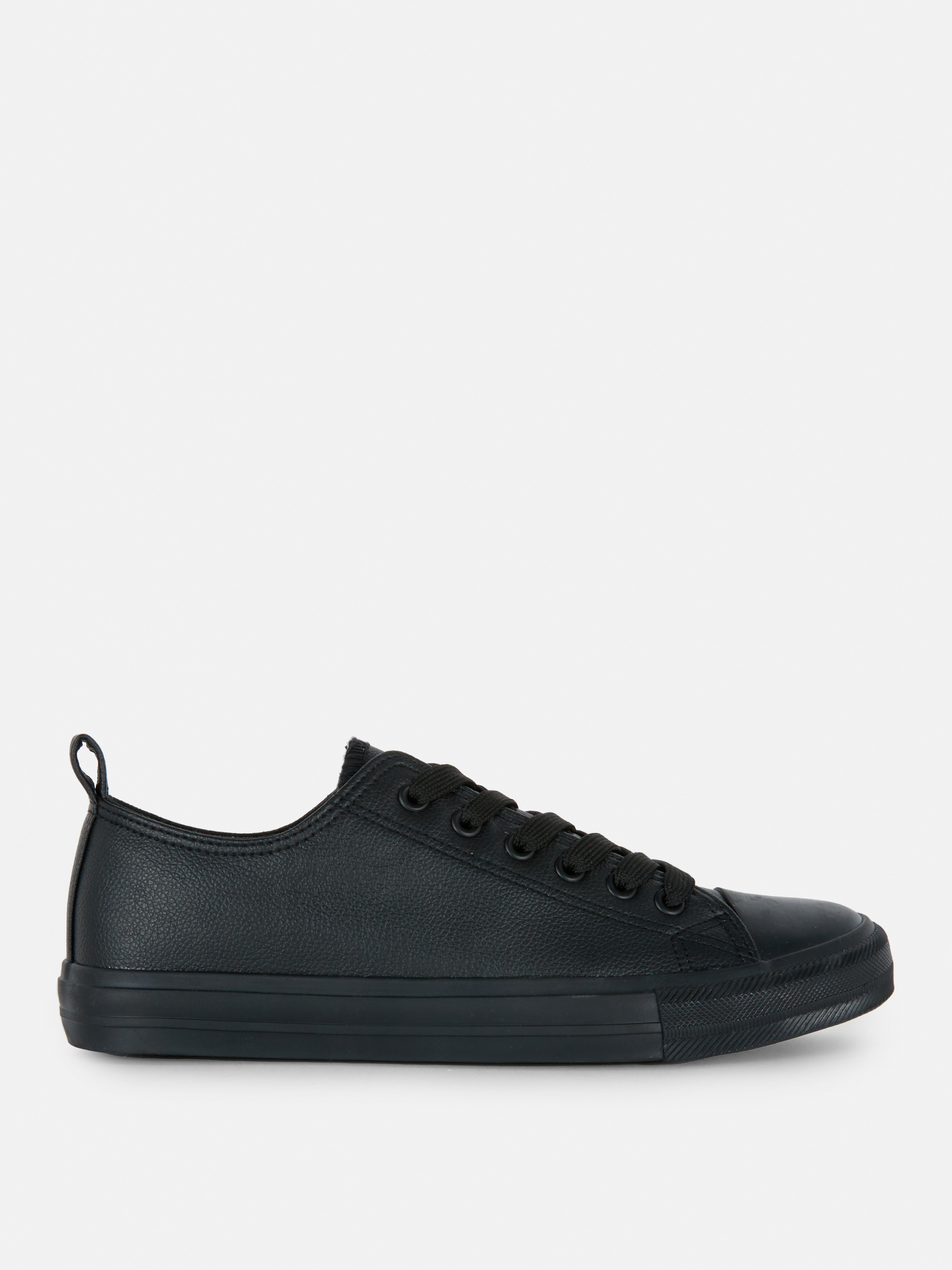 Sneakers basse in similpelle. Scegli uno stile skate completo con queste sneakers in similpelle.