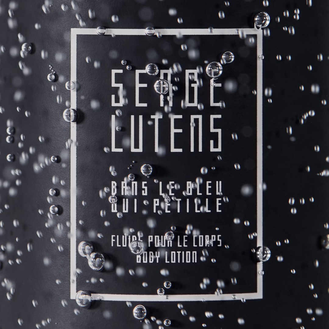 Serge Lutens jutranji losjon za telo v bleščeče modri barvi – 240 ml