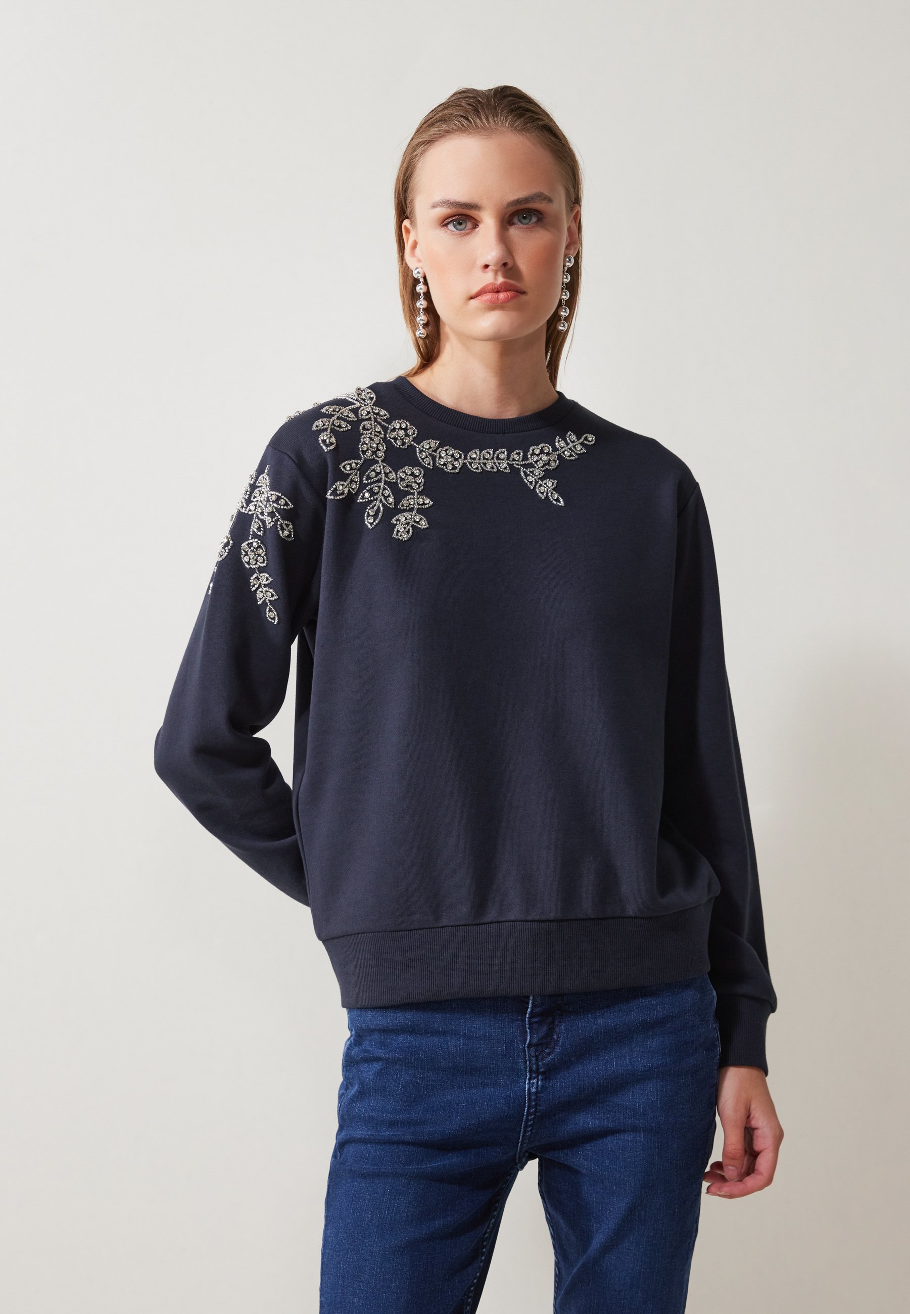 Felpa Anna Field con fiore di strass - blu scuro