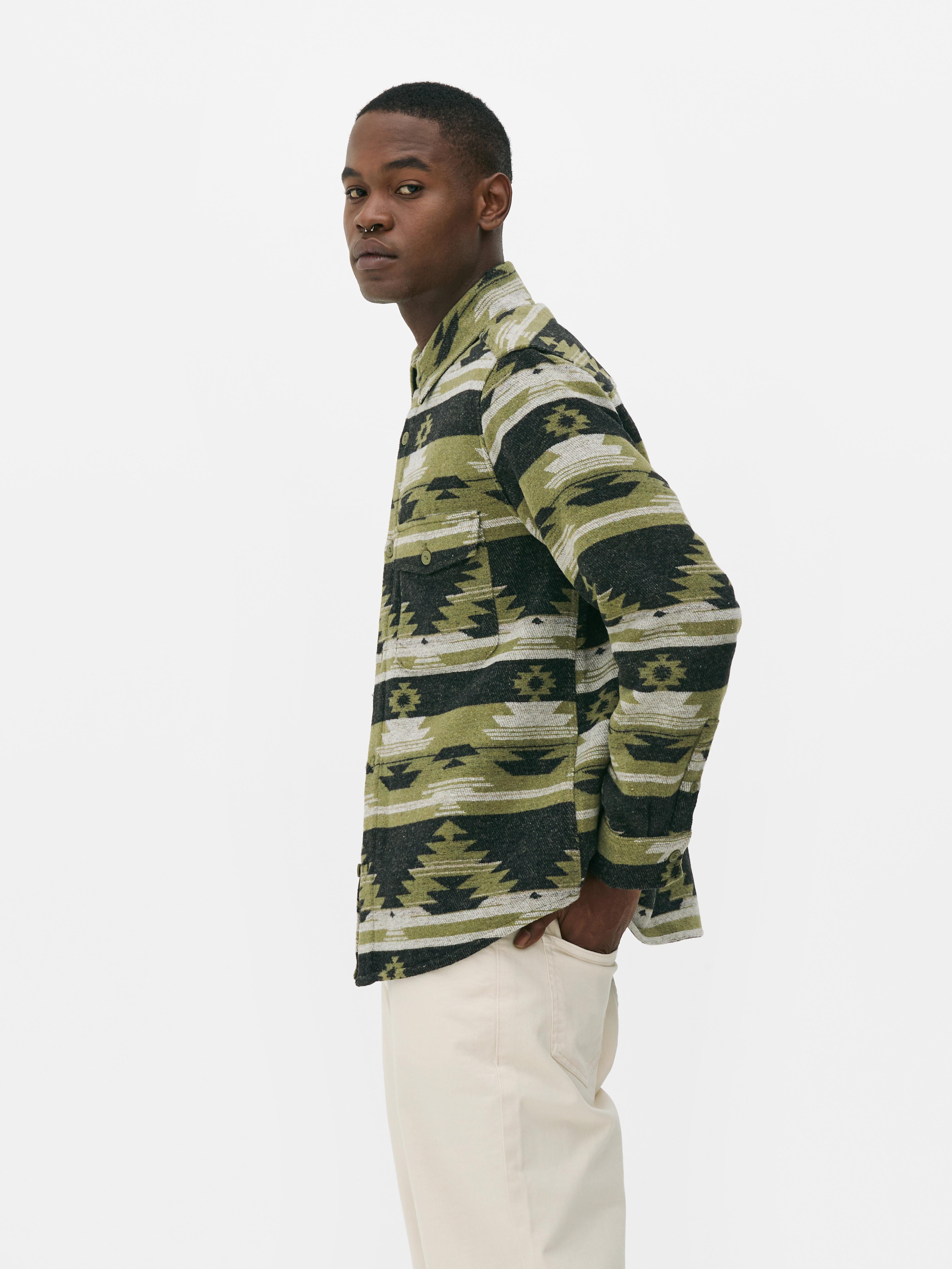 Geometrisches Overshirt Ein lässiges Overshirt mit Kragen, zwei Brusttaschen und einem durchgehenden geometrischen Muster