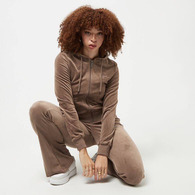Chaqueta de terciopelo ajustada con cremallera completa y diseño distintivo en el pecho.