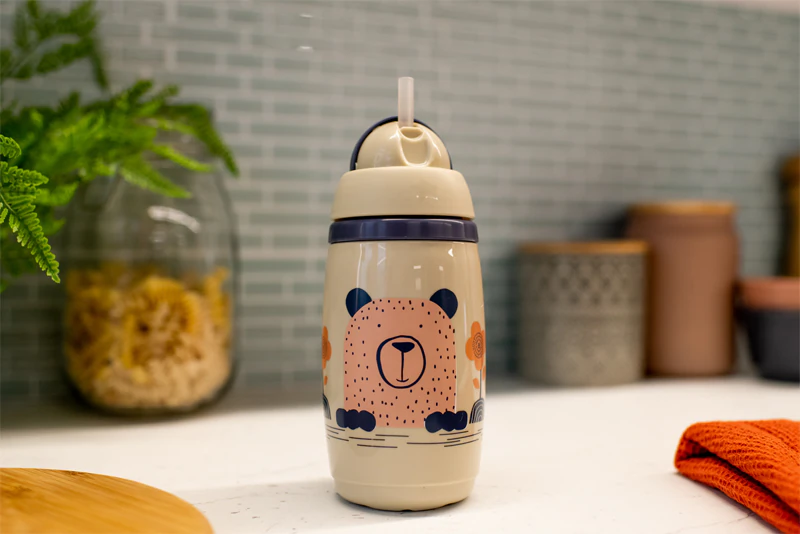 Copo térmico Tommee Tippee Superstar com canudo, cor cinza.
