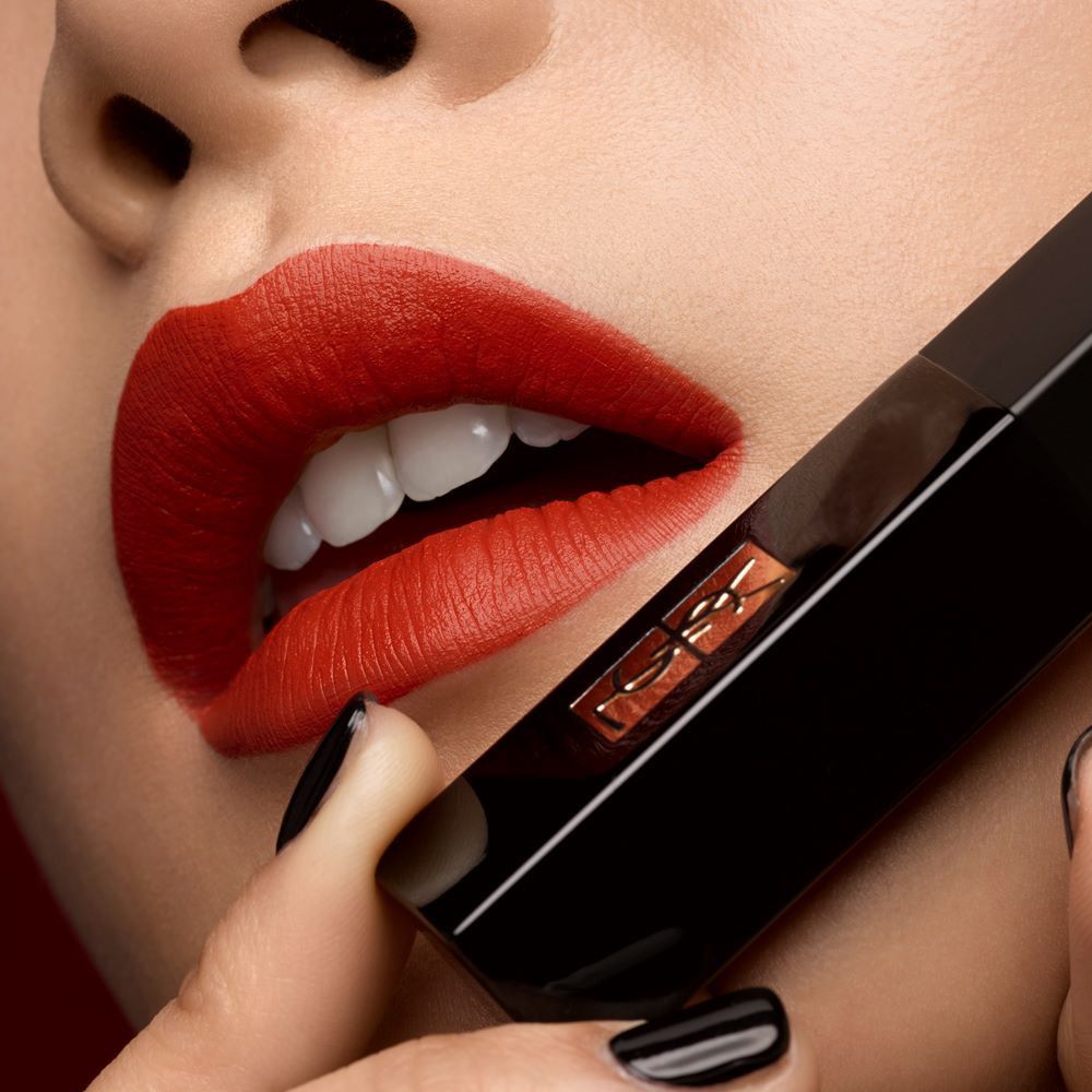 „Rouge Pur Couture The Slim Velvet Radical“ prabangūs lūpų dažai