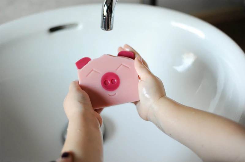 Ročno izdelano milo Almara Soap My Happy Pig z vonjem hruške