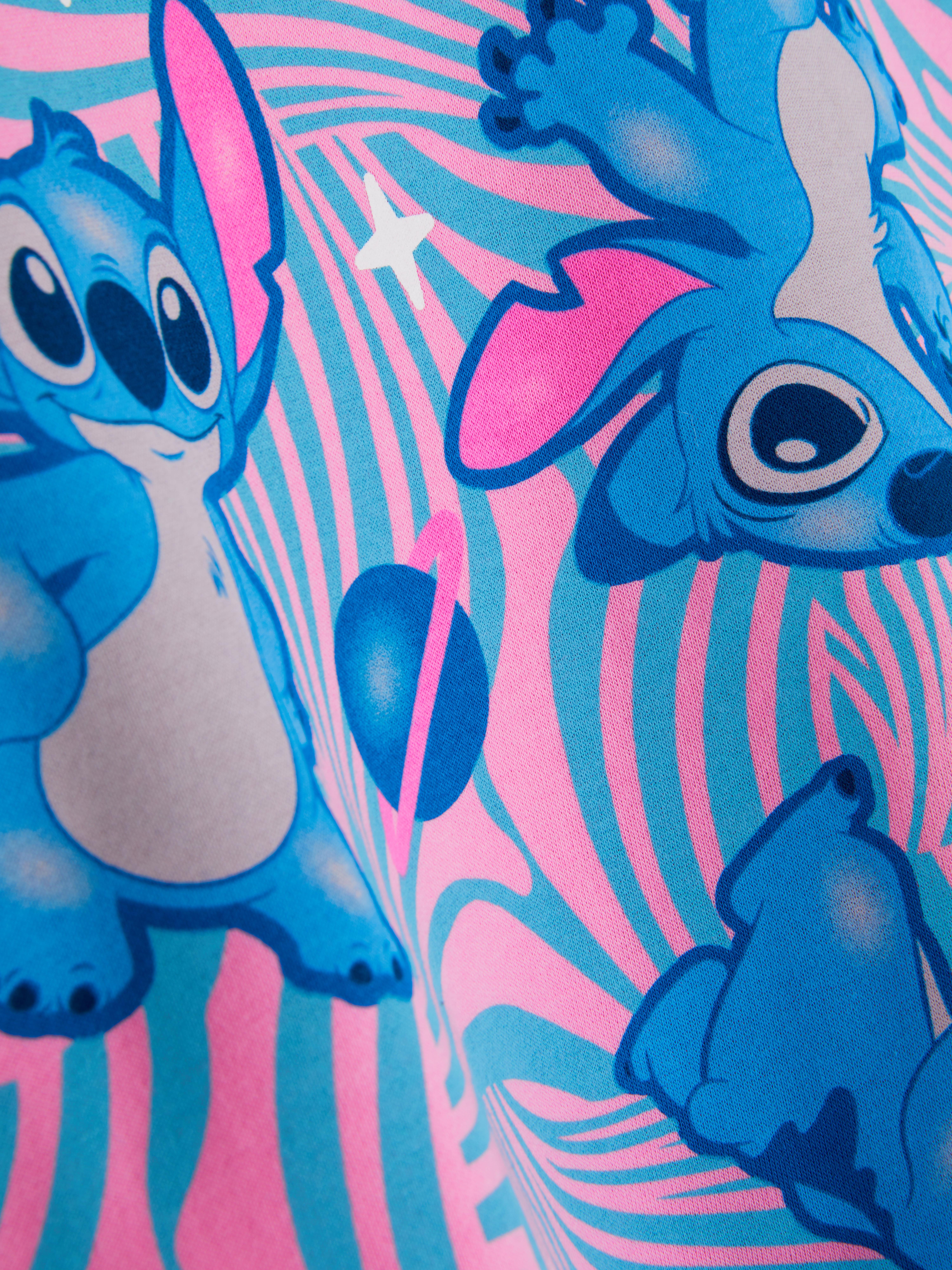 Hanorac cu imprimeu Disney Stitch. Acest hanorac cu imprimeu Disney Stitch are umeri căzuți și manșete cu nervuri.