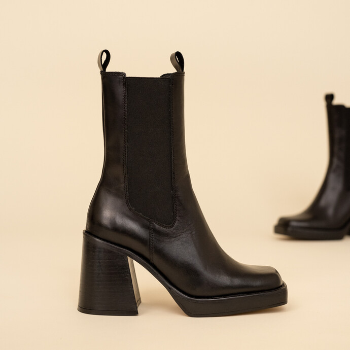 Bottines à talons, bouts carrés et élastiques  en cuir noir