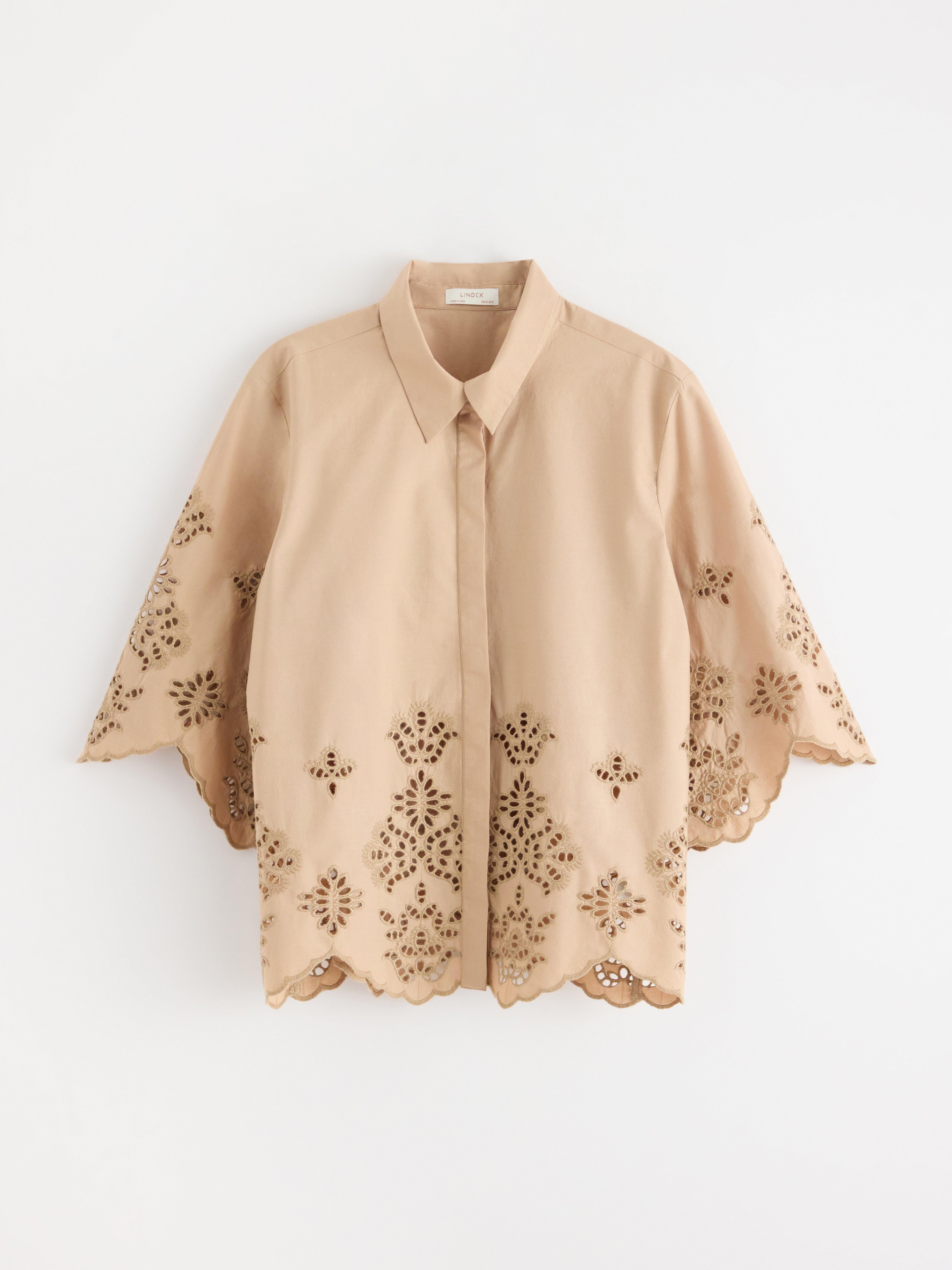 Camisa de manga curta bege com bordado.