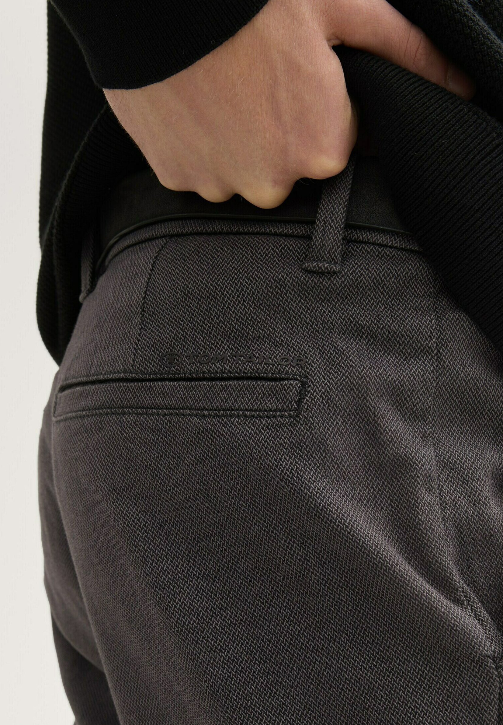 TOM TAILOR TRAVELER - Pantalon - gris et noir à motif zigzag