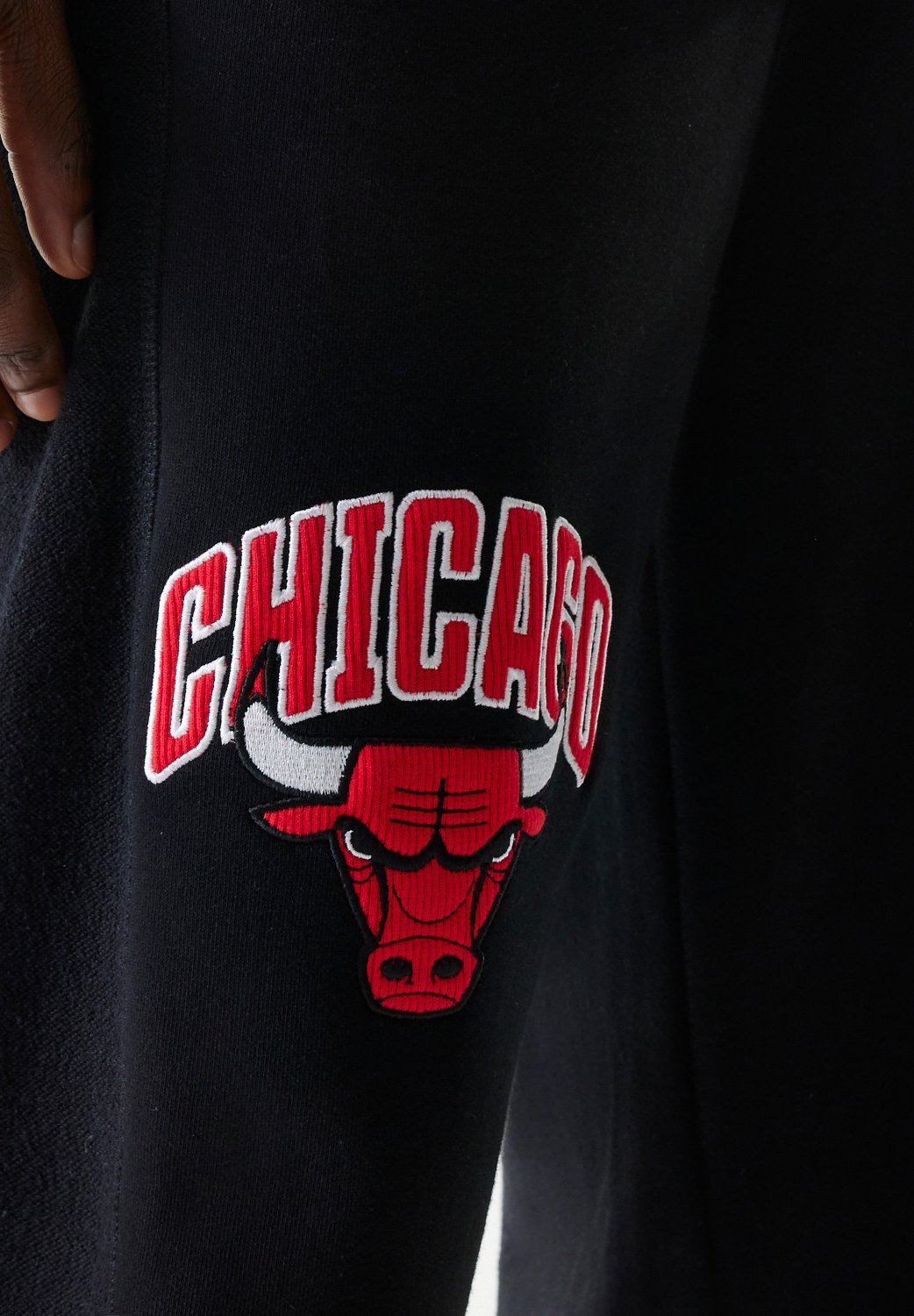 Pantaloni da tuta New Era CHICAGO BULLS GRAPHIC JOGGER - neri