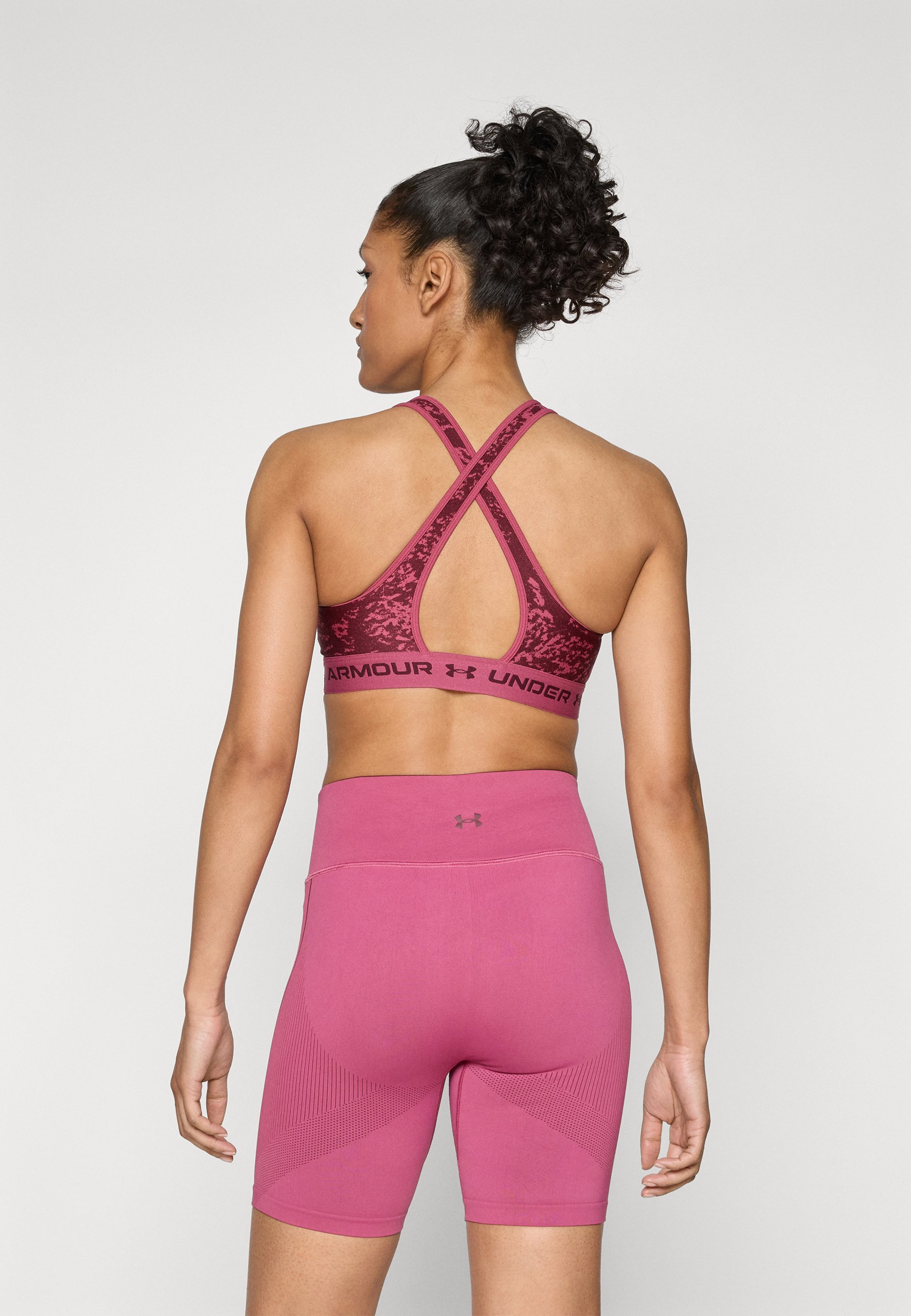 Soutien-gorge de sport Under Armour CROSSBACK MID PRINT - Maintien moyen - fuchsia crépuscule/bordeaux foncé